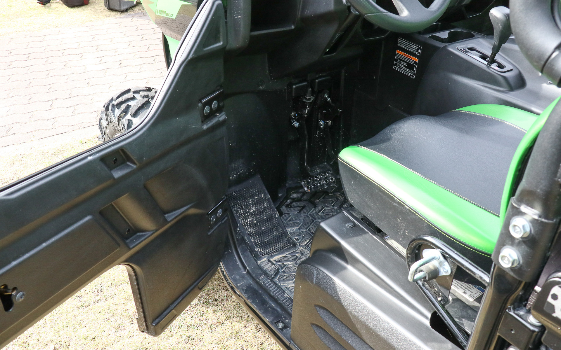 ドアを開けて乗り込む