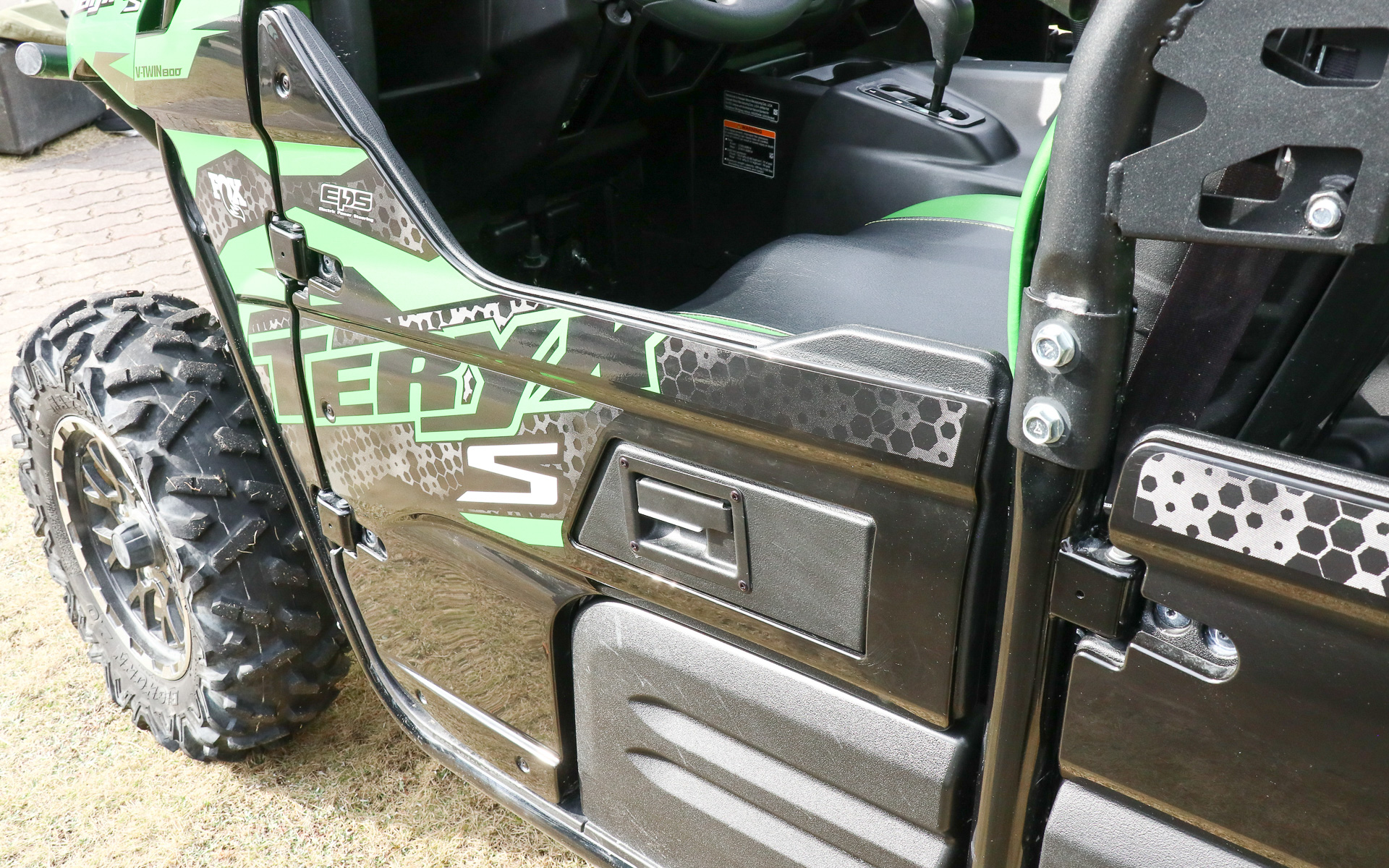 ドアに車名のデカール