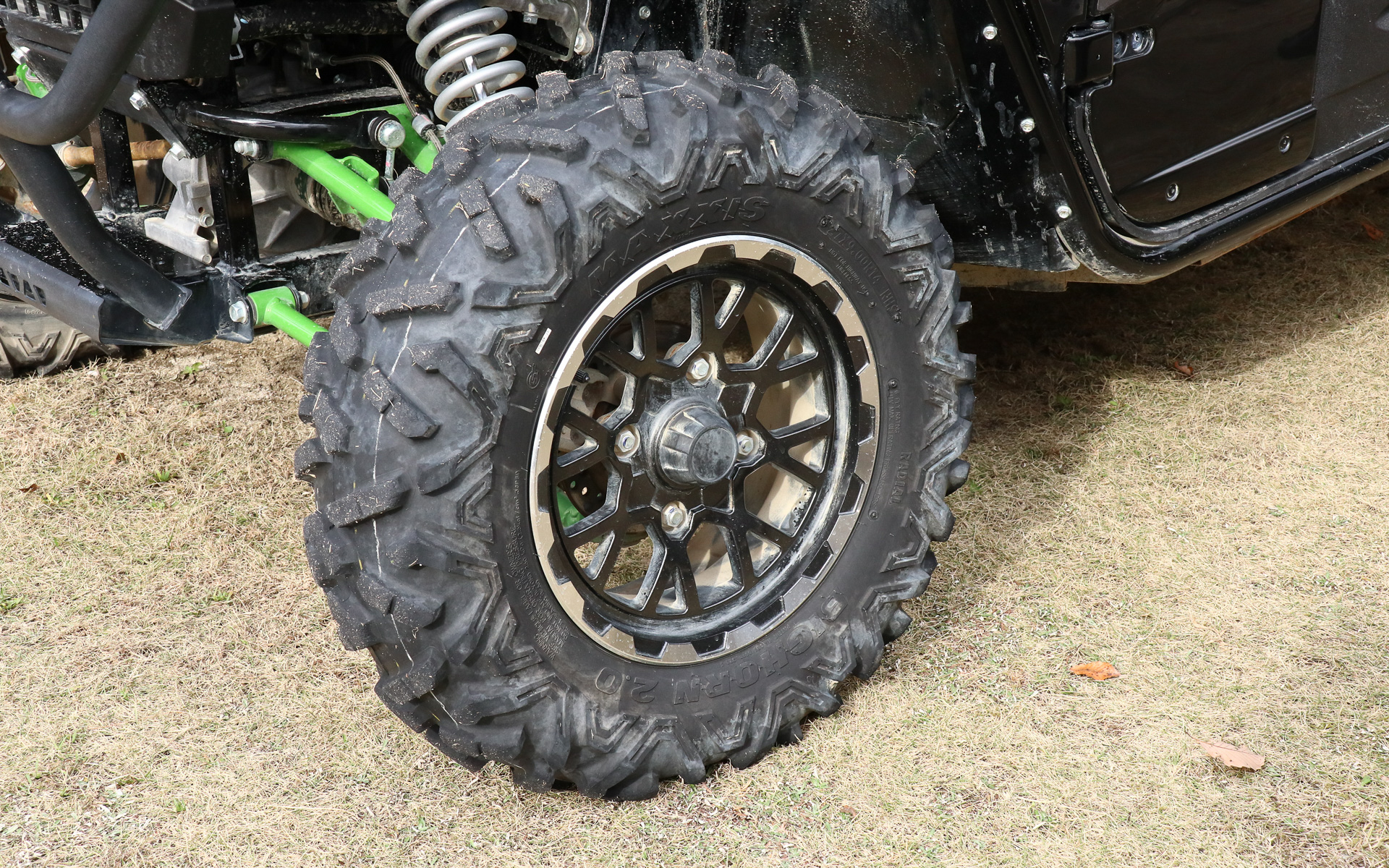 タイヤはフロントが27×9R14 6PR、リアが27×11R14 6PR
