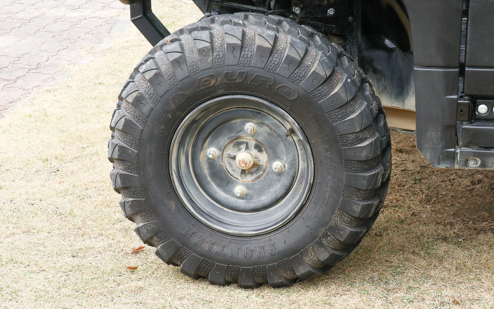 タイヤはフロントが26×9.00R12 6PR、リアが26×11.00R12 6PR