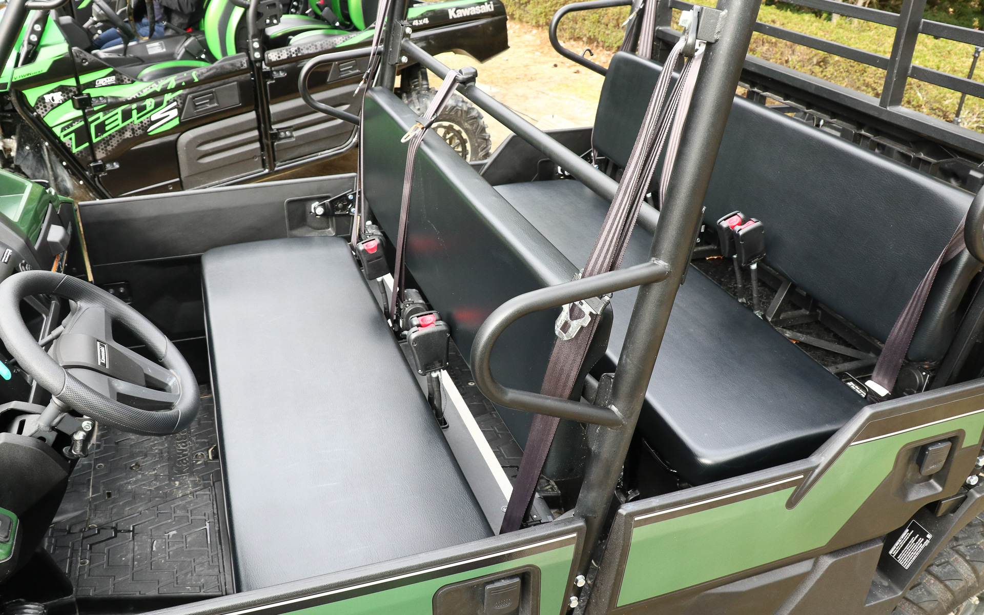 1列3人の6人乗り。シートはフラットなベンチシート