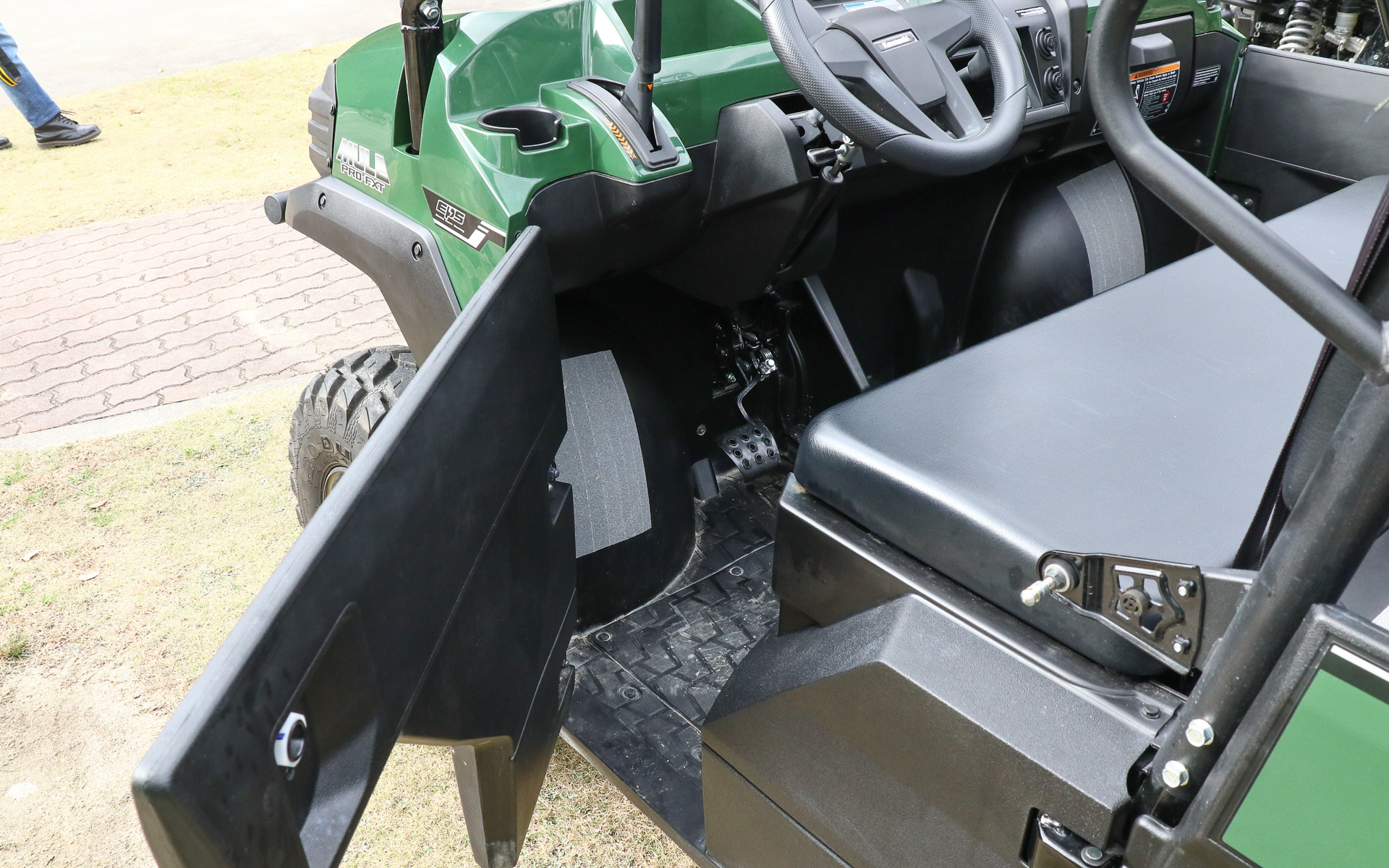 ドアを開けて乗り込む