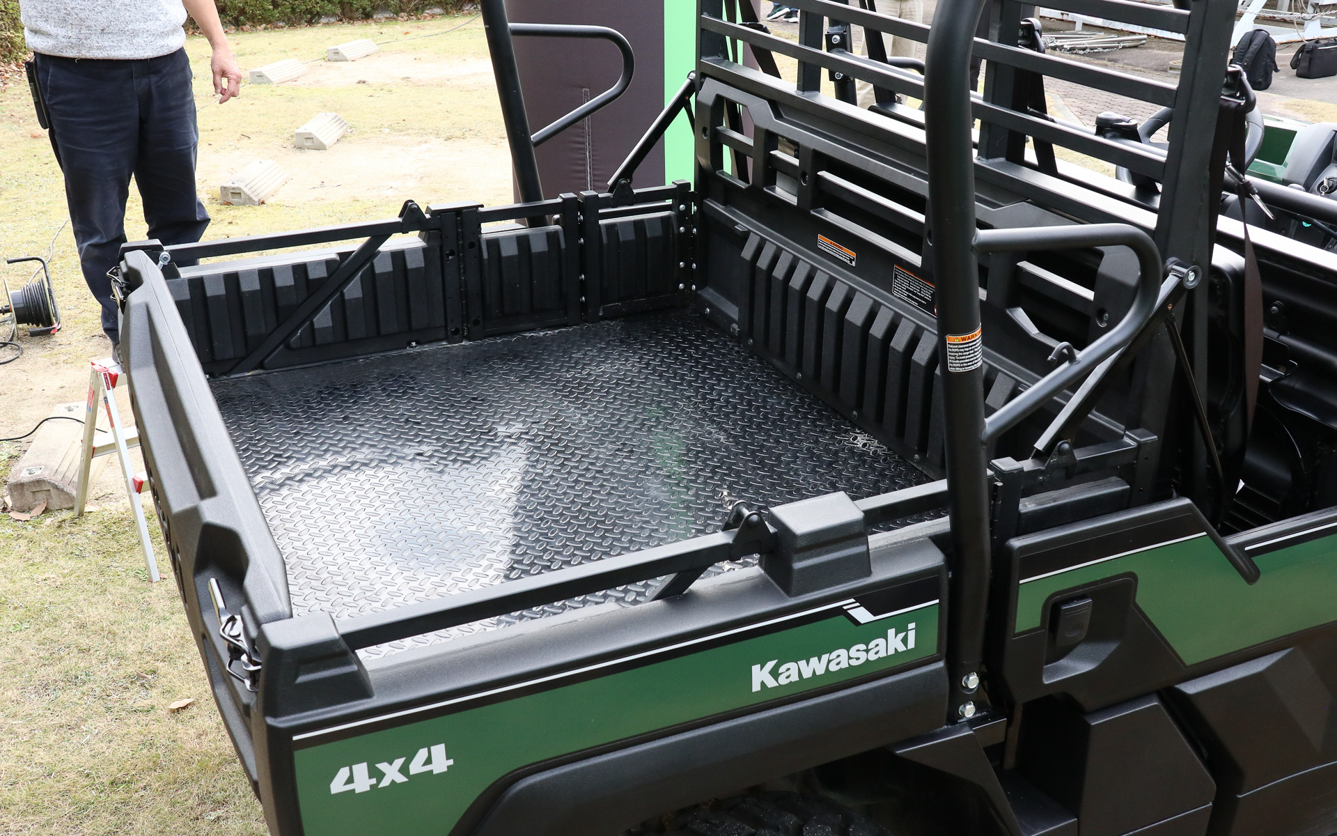 リアシートを跳ね上げ、仕切りを前に移動させる荷台を最大化した状態