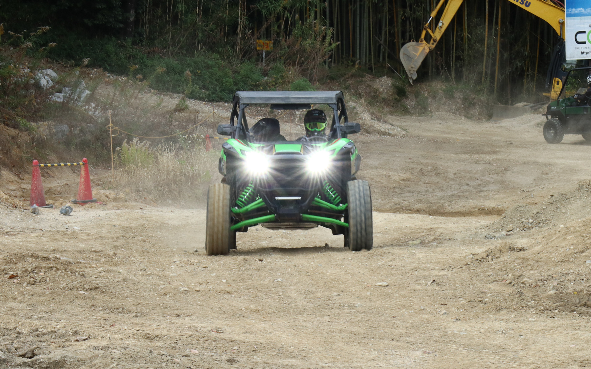 試乗のコースを爆走する「TERYX KRX 1000」