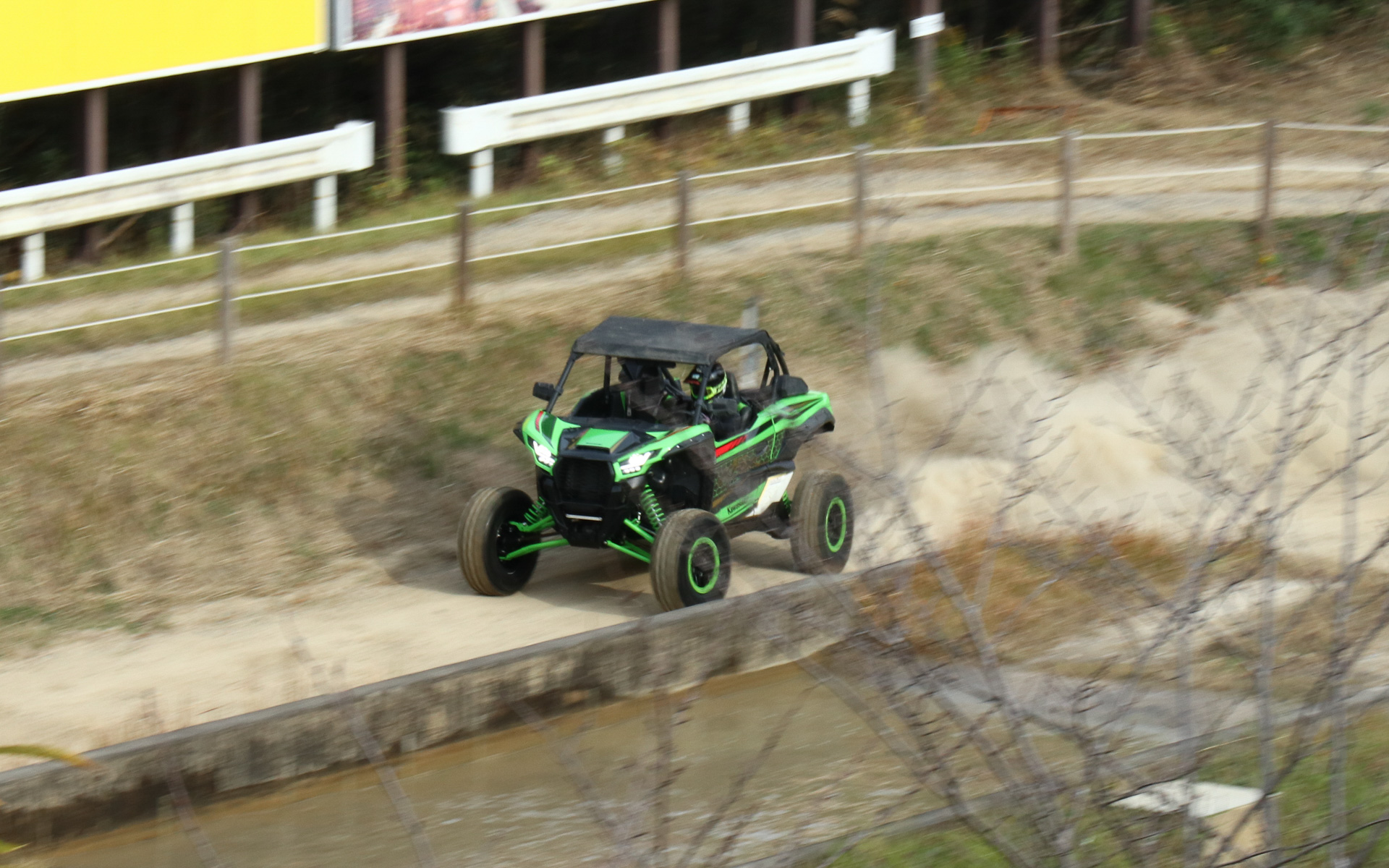 パワフルに未舗装路を駆け回る