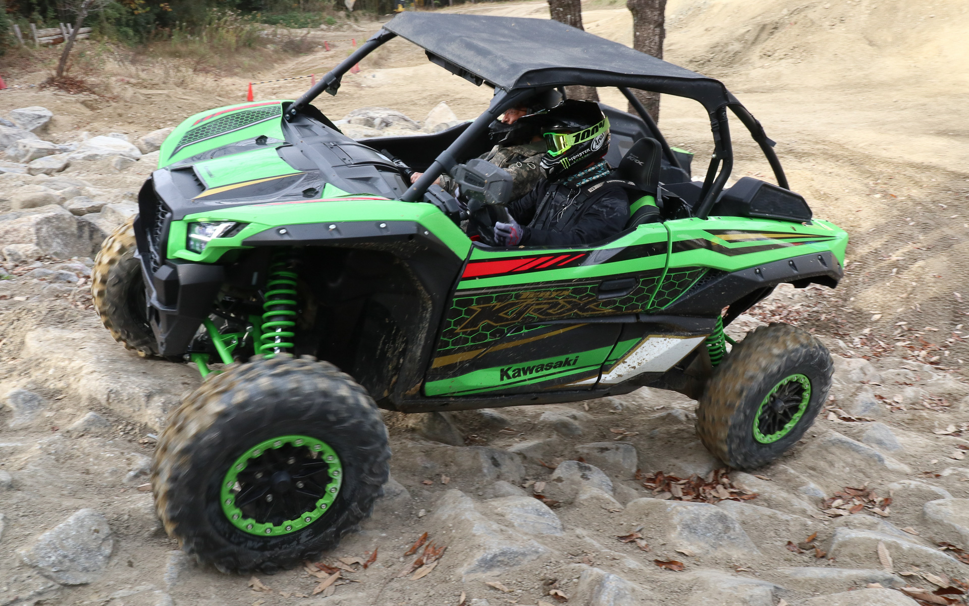 岩場の坂道を登っていく