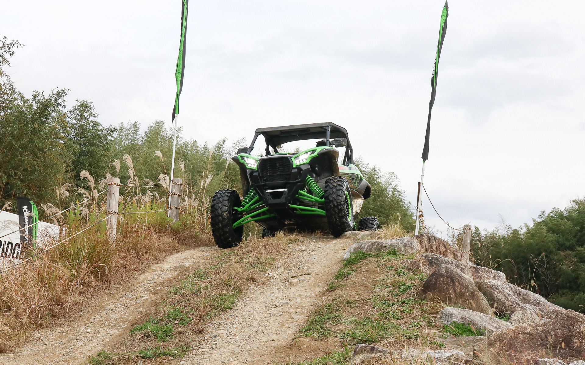 岩場でも砂利道でもあまり滑らずに下りていく