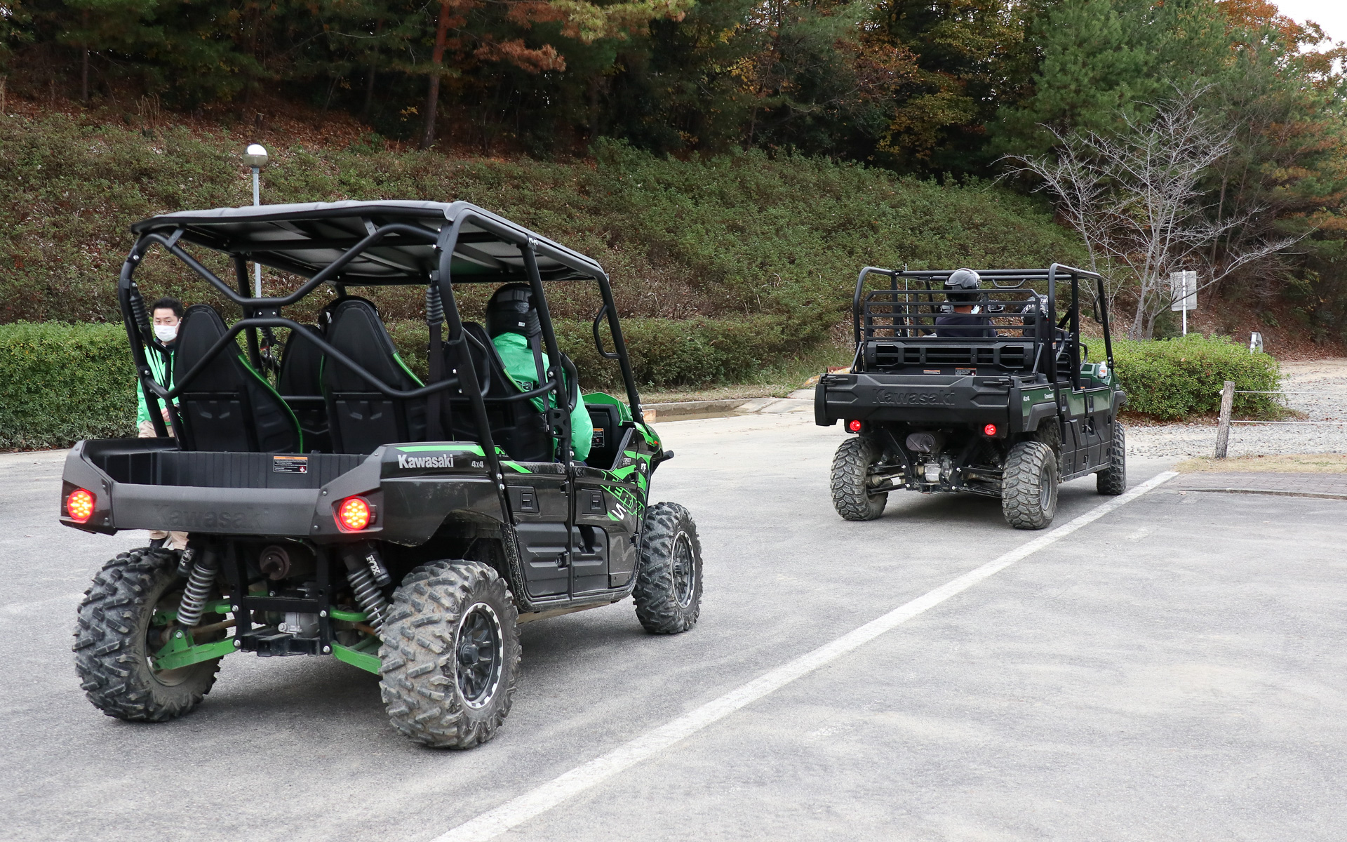 前がMULE PRO-FXT EPS、後ろがTERYX4 S LE。こちらも砂利が敷かれた未舗装路を試乗した