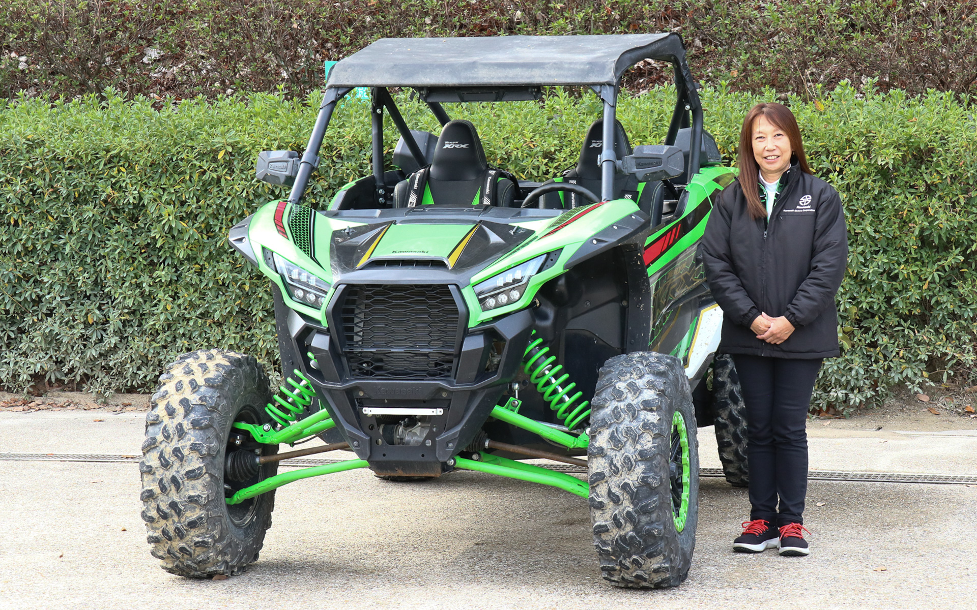 試乗に使った「TERYX KRX 1000」の横に立つのは株式会社カワサキモータースジャパン 代表取締役社長 桐野英子氏