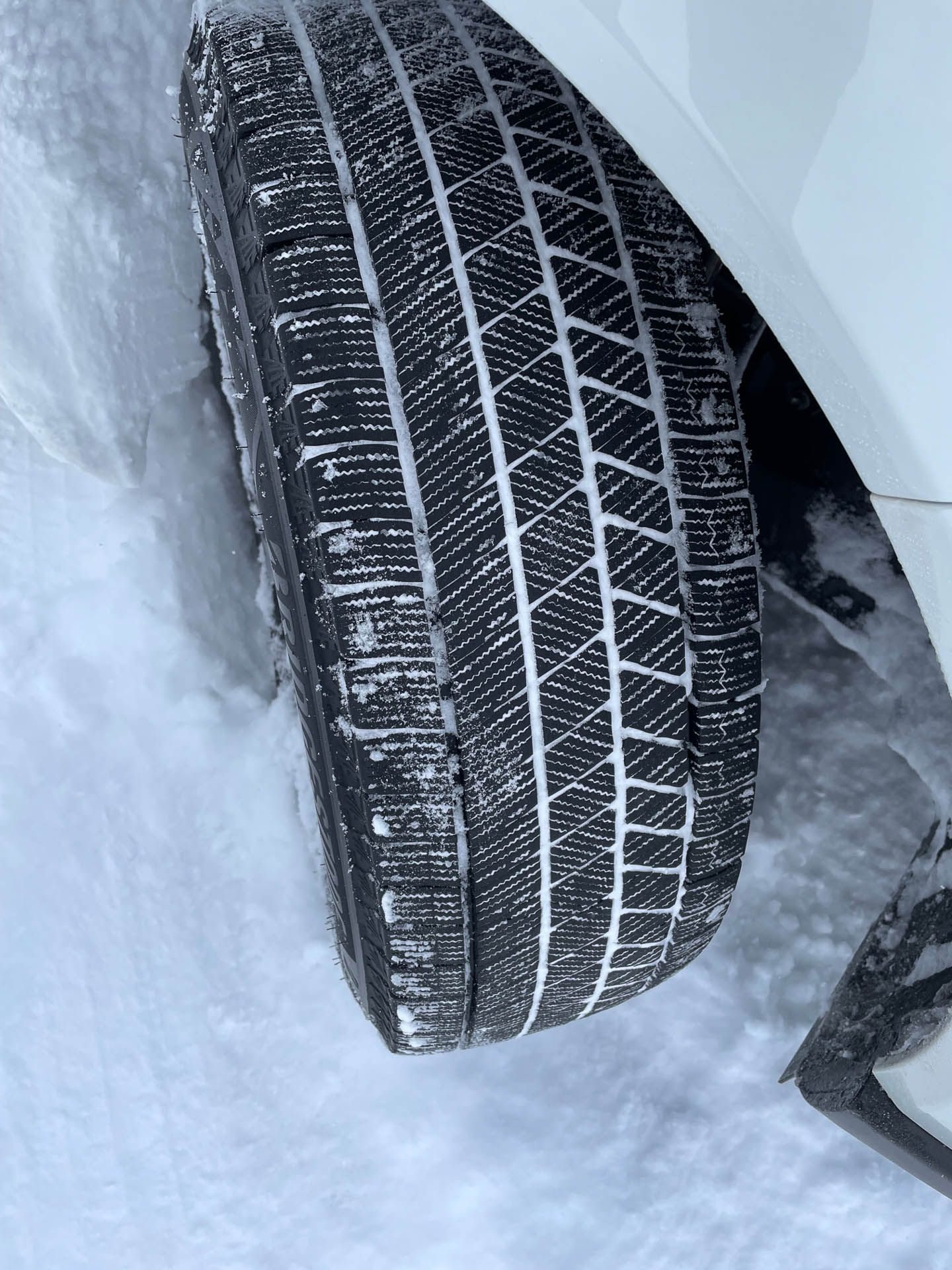 ブリヂストンのメイン商品VRX3。写真のサイズは225/65R17