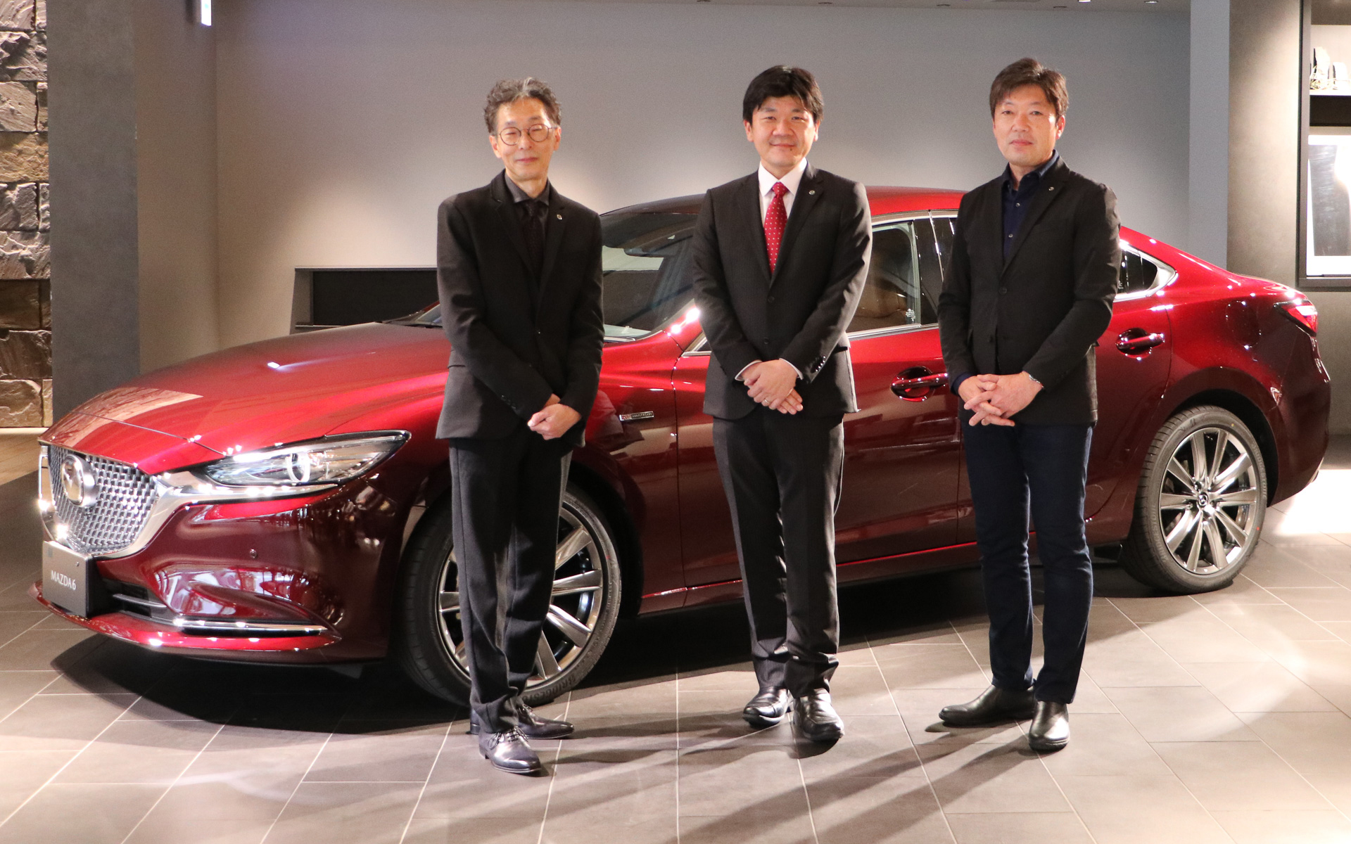 匠塗についてデザイン本部と塗装技術グループのスタッフによる説明が行なわれた