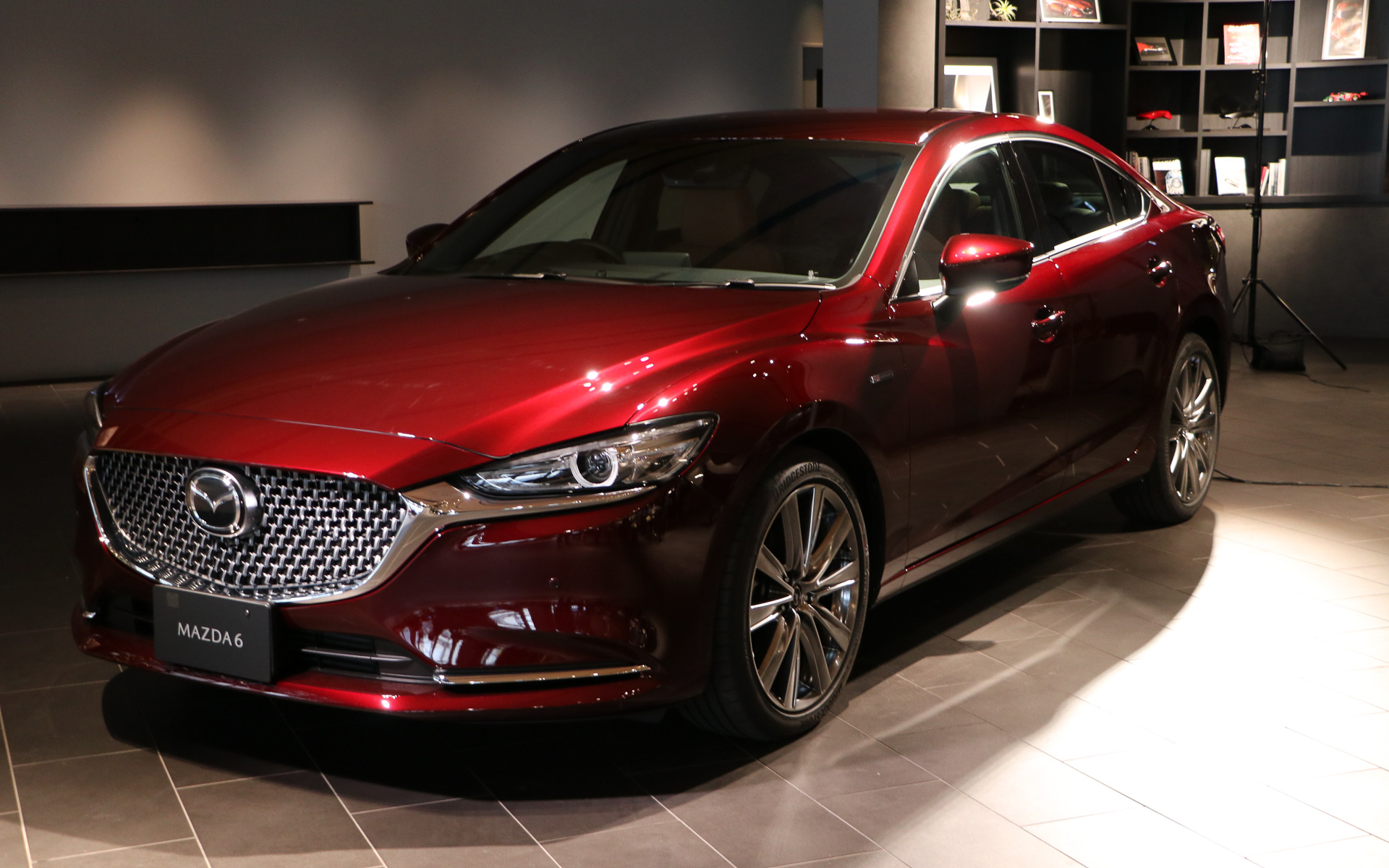 匠塗第4弾となる「アーティザンレッドプレミアムメタリック」を採用したMAZDA6の20周年記念モデル