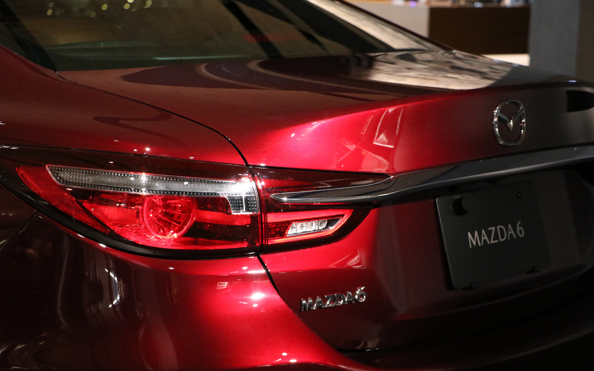 光のあたる赤い部分はより赤く、光の当たらない部分はより黒く見えるアーティシャンレッドプレミアムメタリック