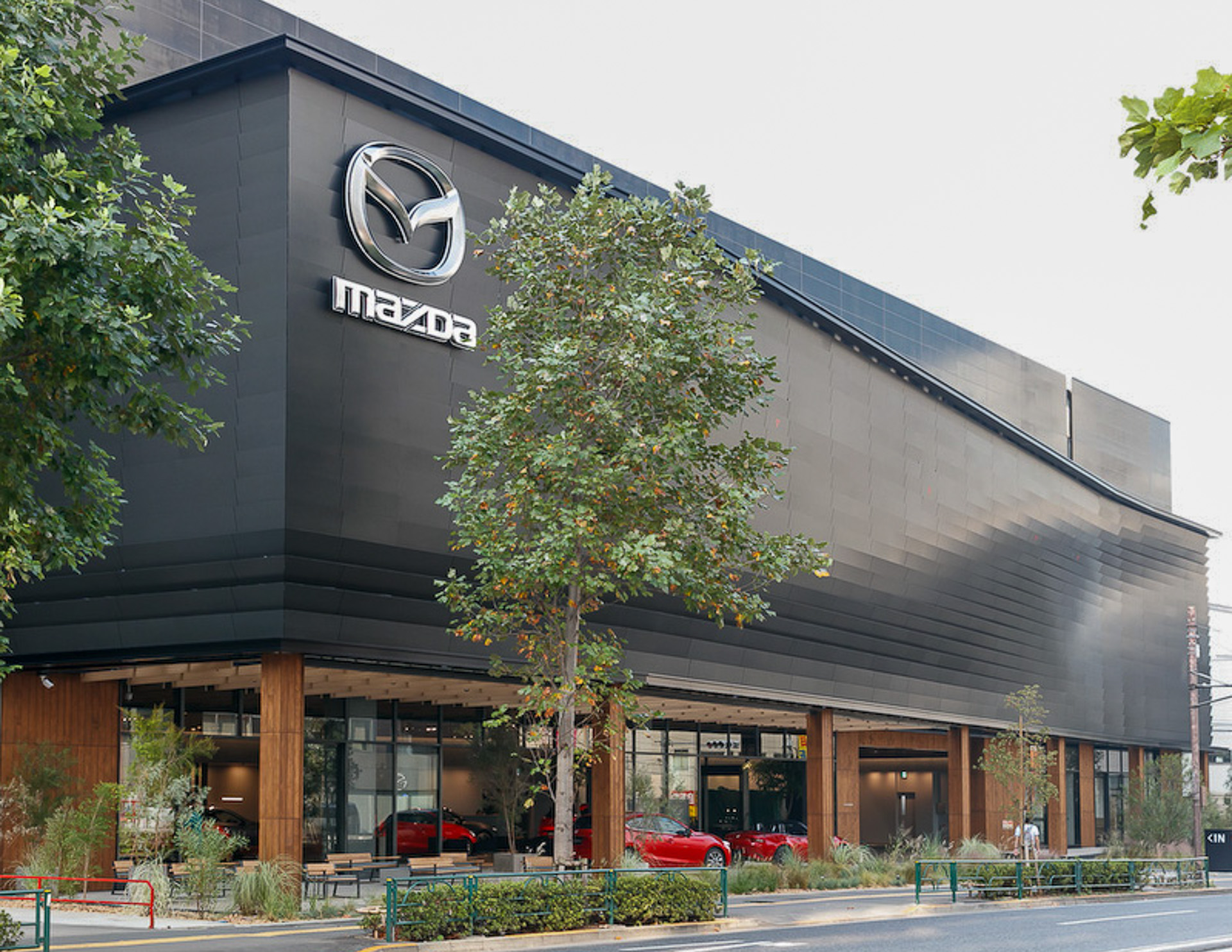 こだわりの外観をもつ関東マツダ 高田馬場店。昼間と夜間で異なる表情を浮かびだす