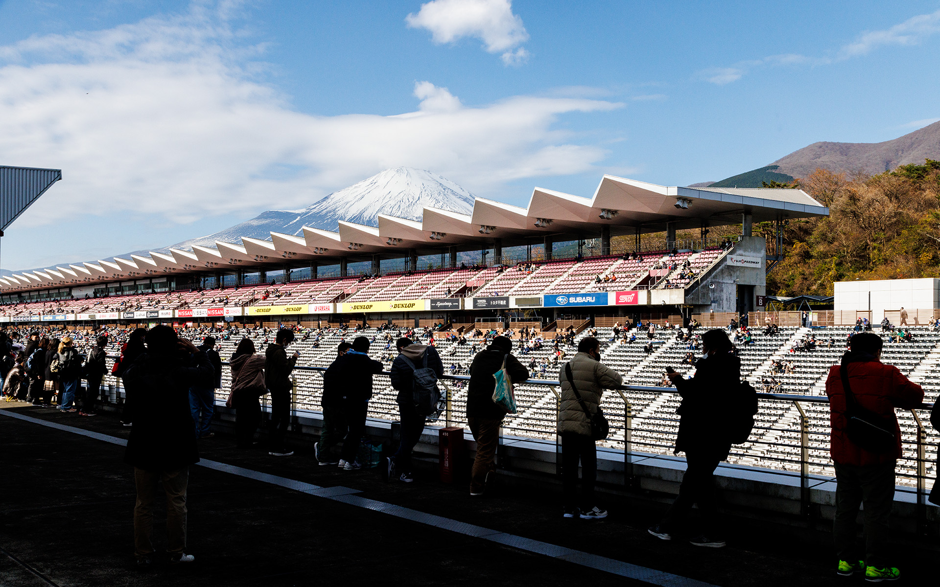 当日は早朝から3万人ものファンが詰めかけスタンド、パドックエリアも大盛況となった