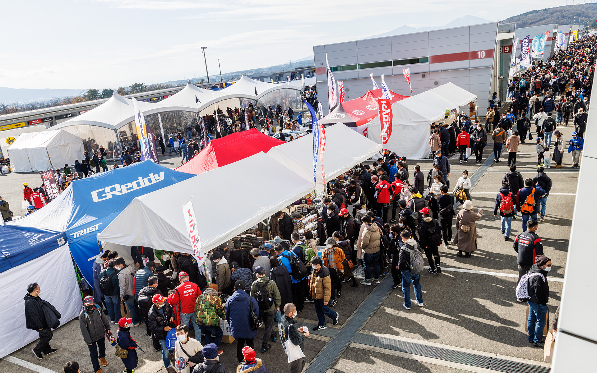 当日は早朝から3万人ものファンが詰めかけスタンド、パドックエリアも大盛況となった