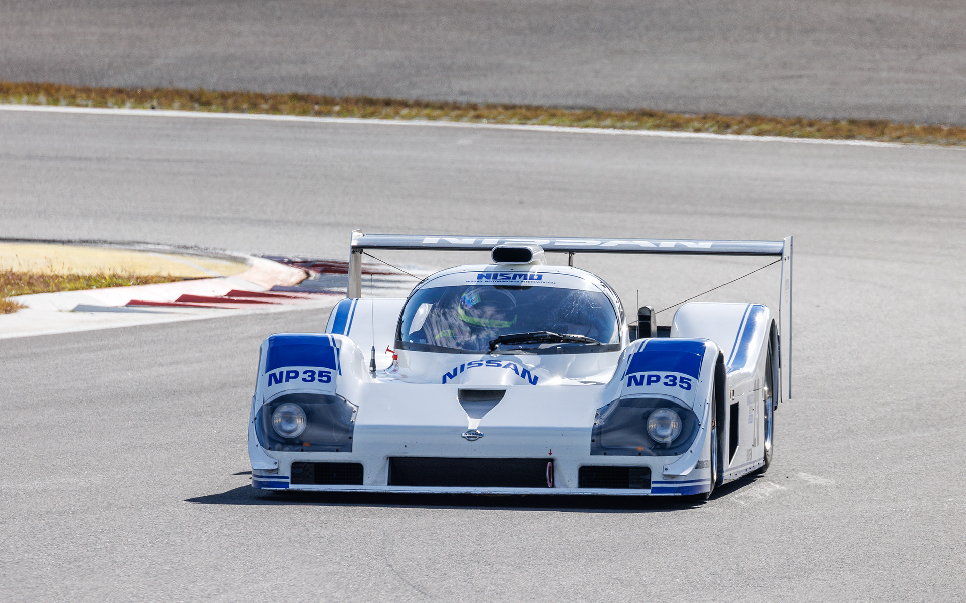 ル・マン24時間レースなどの参戦車両として誕生したNP35。自然吸気V型12気筒ならではの甲高いエキゾーストを響かせていた