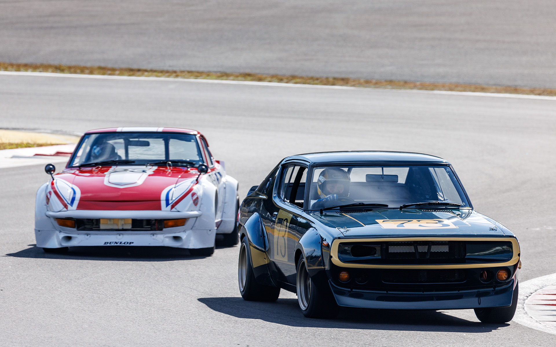 1970年代のモータースポーツシーンを彷彿とさせるSKYLINE 2000 GT-R RACING CONCEPT（1972年）とFAIRLADY 240ZG（1973年）の共演
