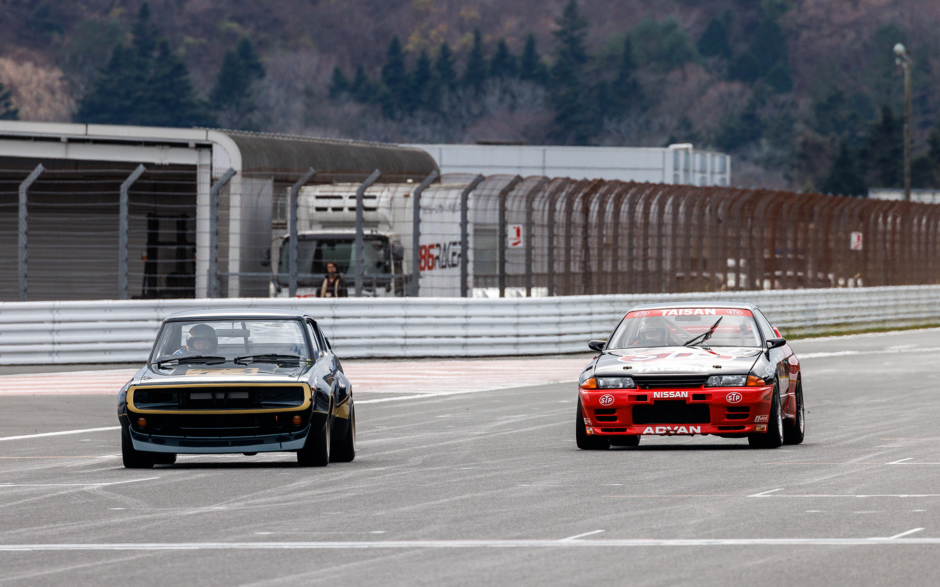 SKYLINE 2000 GT-R RACING CONCEPTとSTP TAISAN GT-R