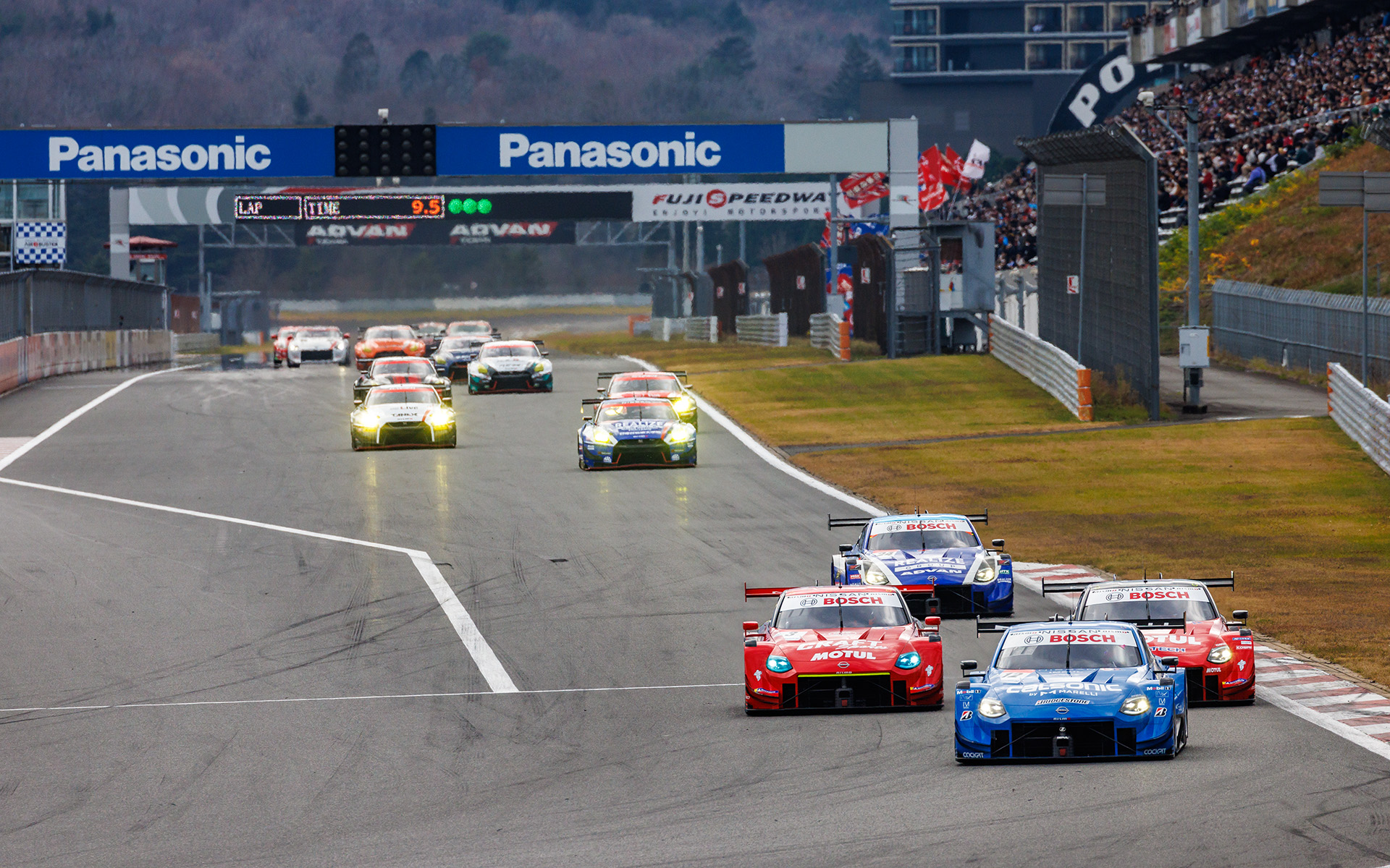 レーススタート。やはりGT500クラス車両は速く、1コーナーまでにほかのクラスの車両を引き離した