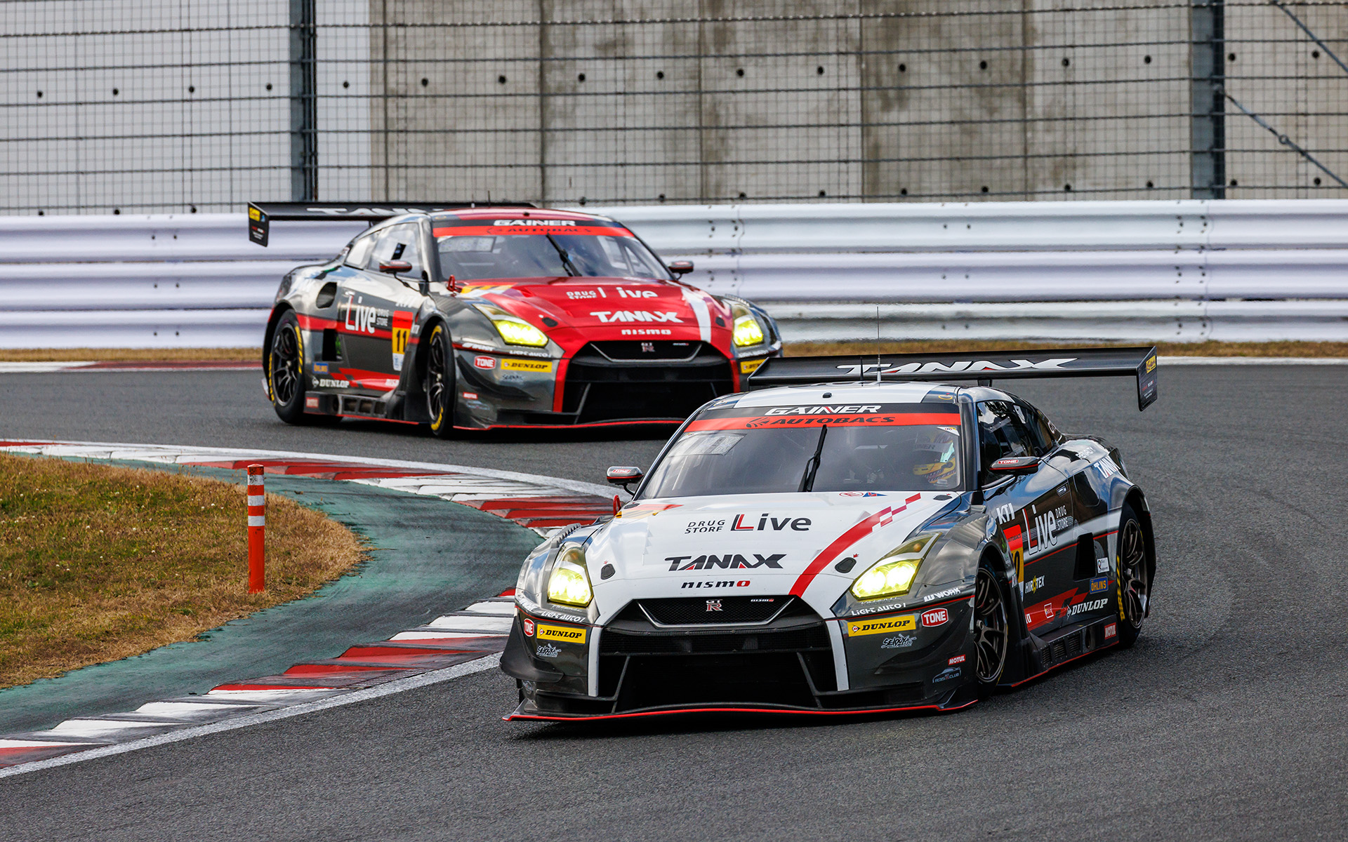 GT300クラスのマシンがそれに続く