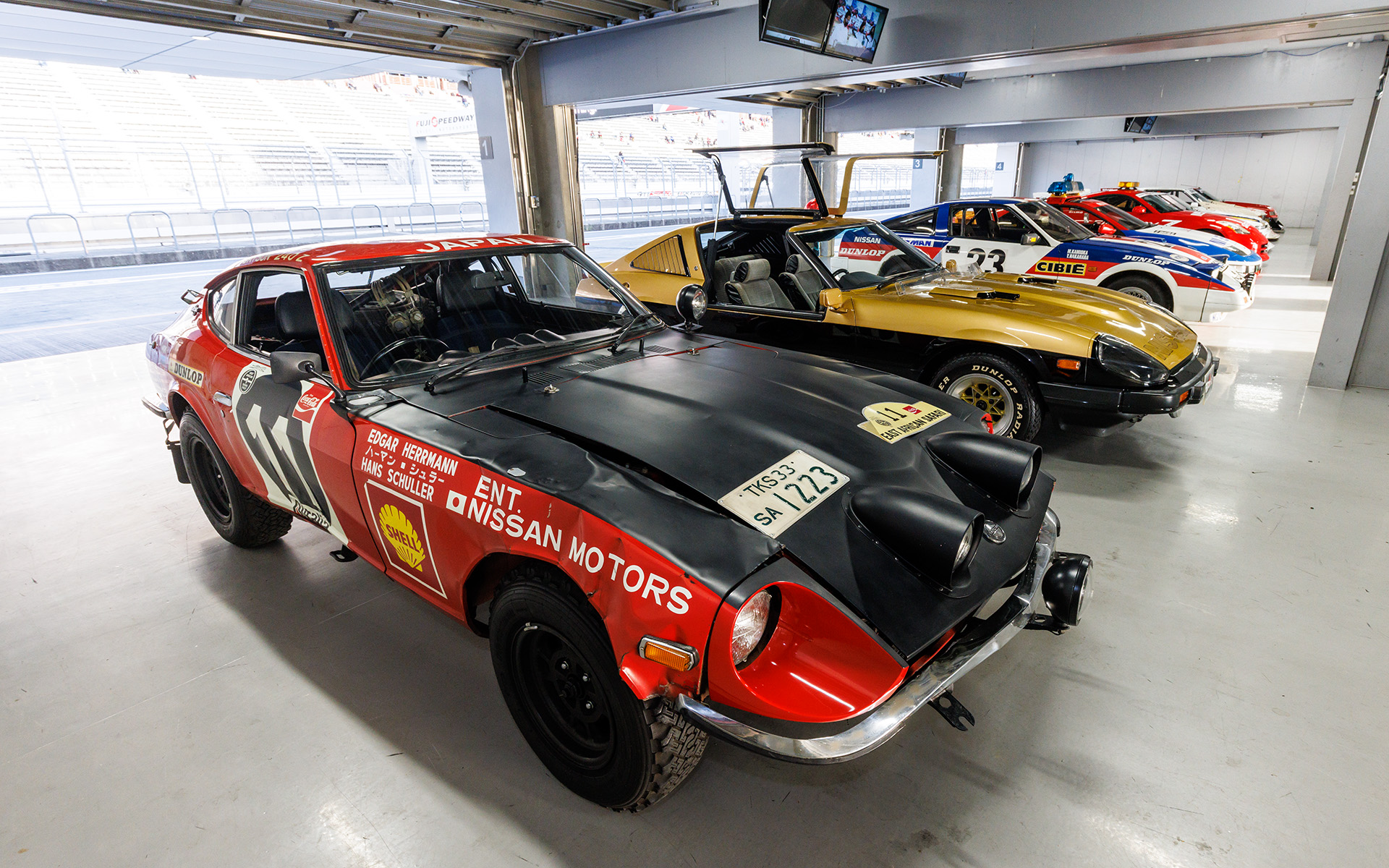 ピットにずらりと並ぶレースカー