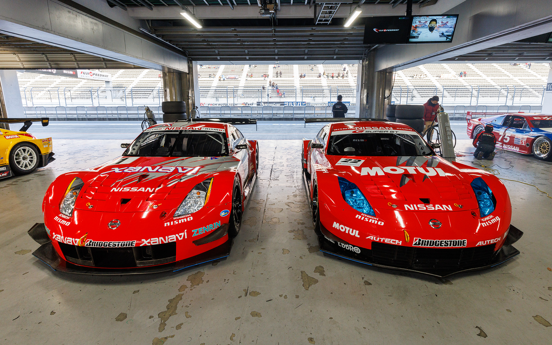 XANAVI NISMO Z（2004年JGTC）（写真左）とMOTUL AUTECH Z（2006年SUPER GT）