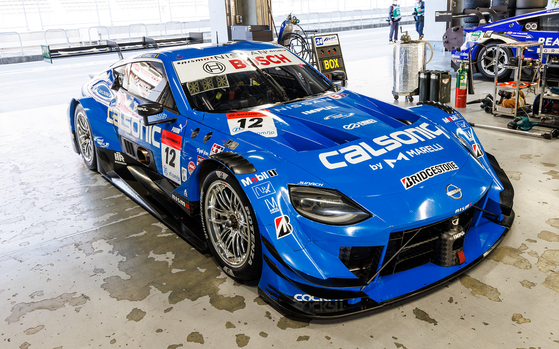 CALSONIC IMPUL Z（2022年SUPER GT GT500）。今年のチャンピオンマシンだけに数々のトロフィーも飾られていた