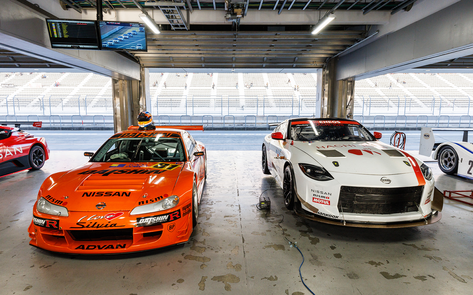 DAISHIN ADVAN SILVIA（2001年JGTC）（写真左）とNissan Z GT4 Concept（2022年）