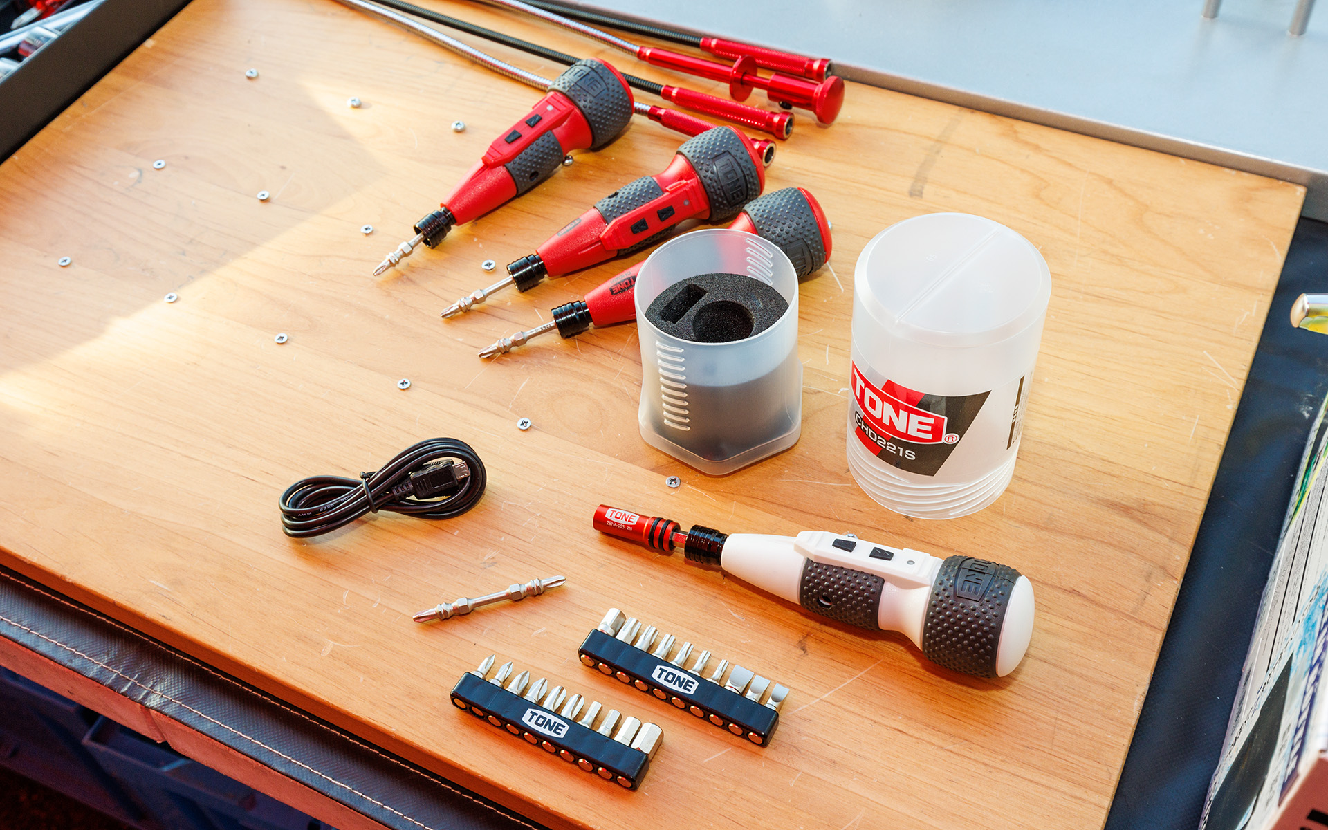 TONEのブースではツール類を販売。ビットが交換できる便利なハイブリッド電動ドライバー「CND21S」がイチオシとか