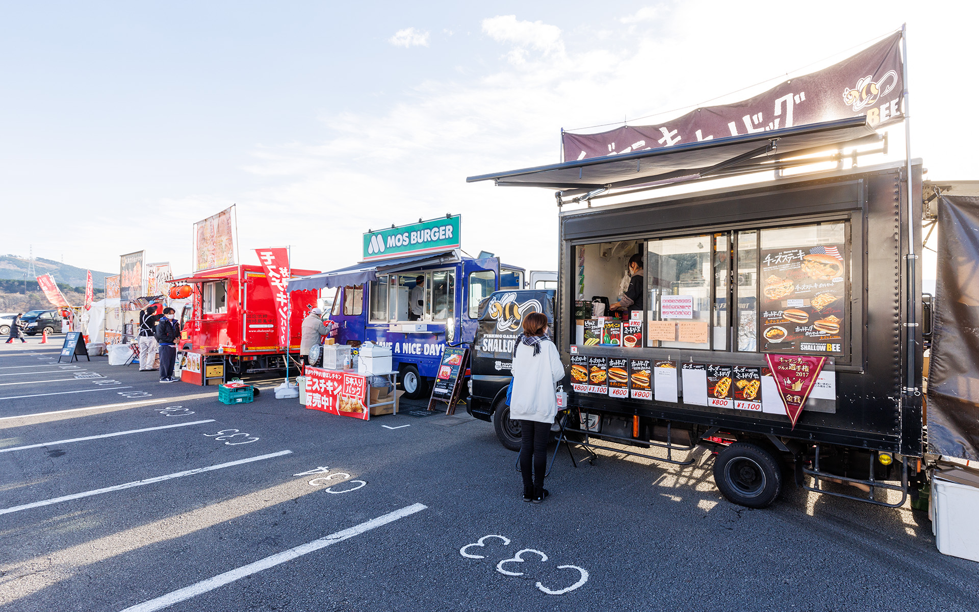 キッチンカーによるフードコートが出現