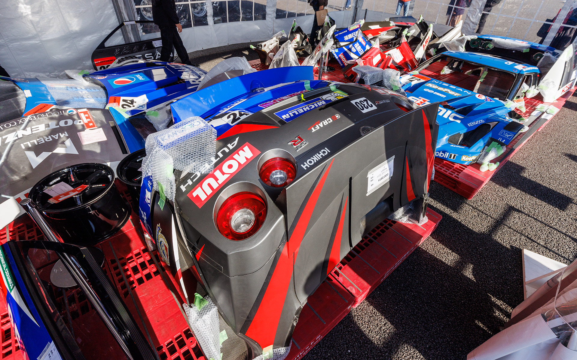 ボンネットやバンパーなど大型のパーツも