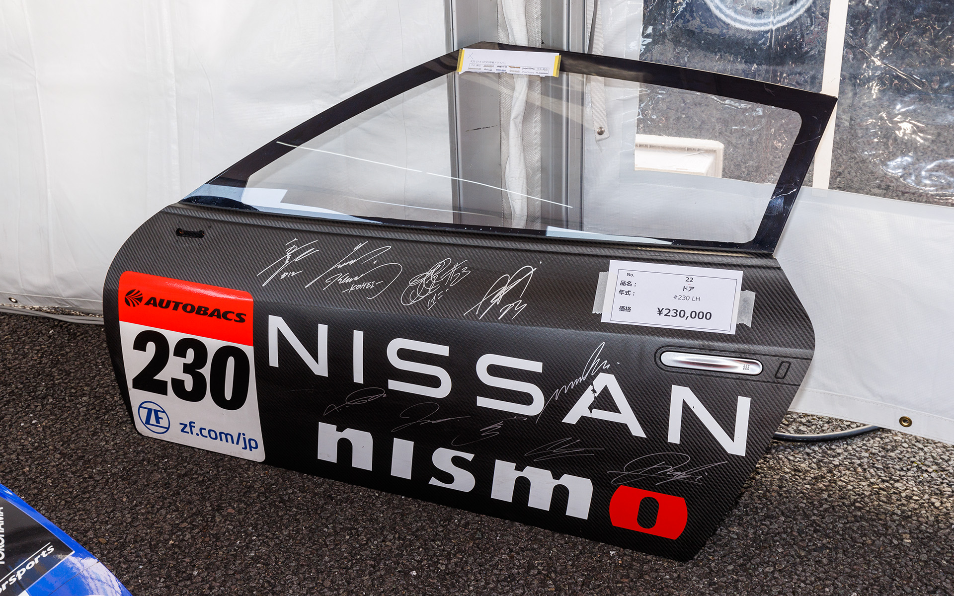 ドライバーのサインが入ったドアも早々に売約済みに