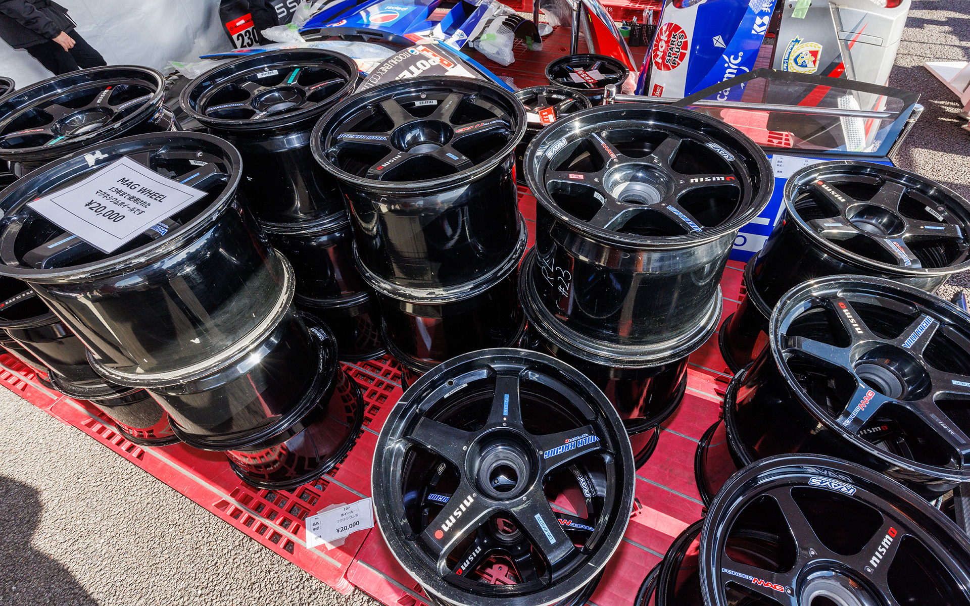 マグネシウムホイールがなんと2万円！　ただ、センターロックなので一般のクルマには装着できないのが残念