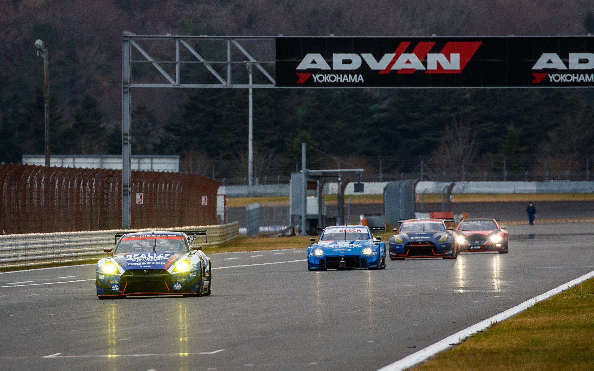 チャンピオンカーがコースを1周