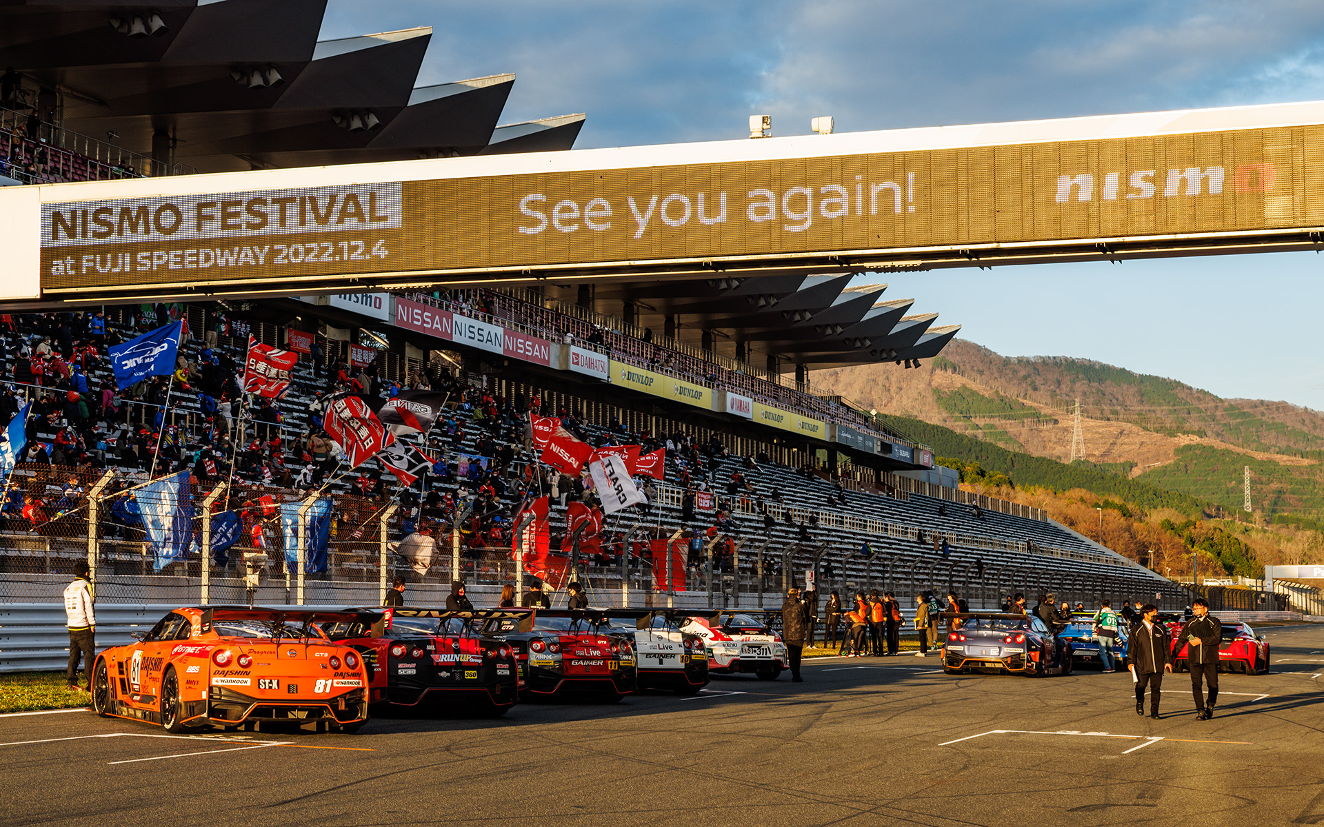 スタンドには多くのファンが集まり声援を送っていた