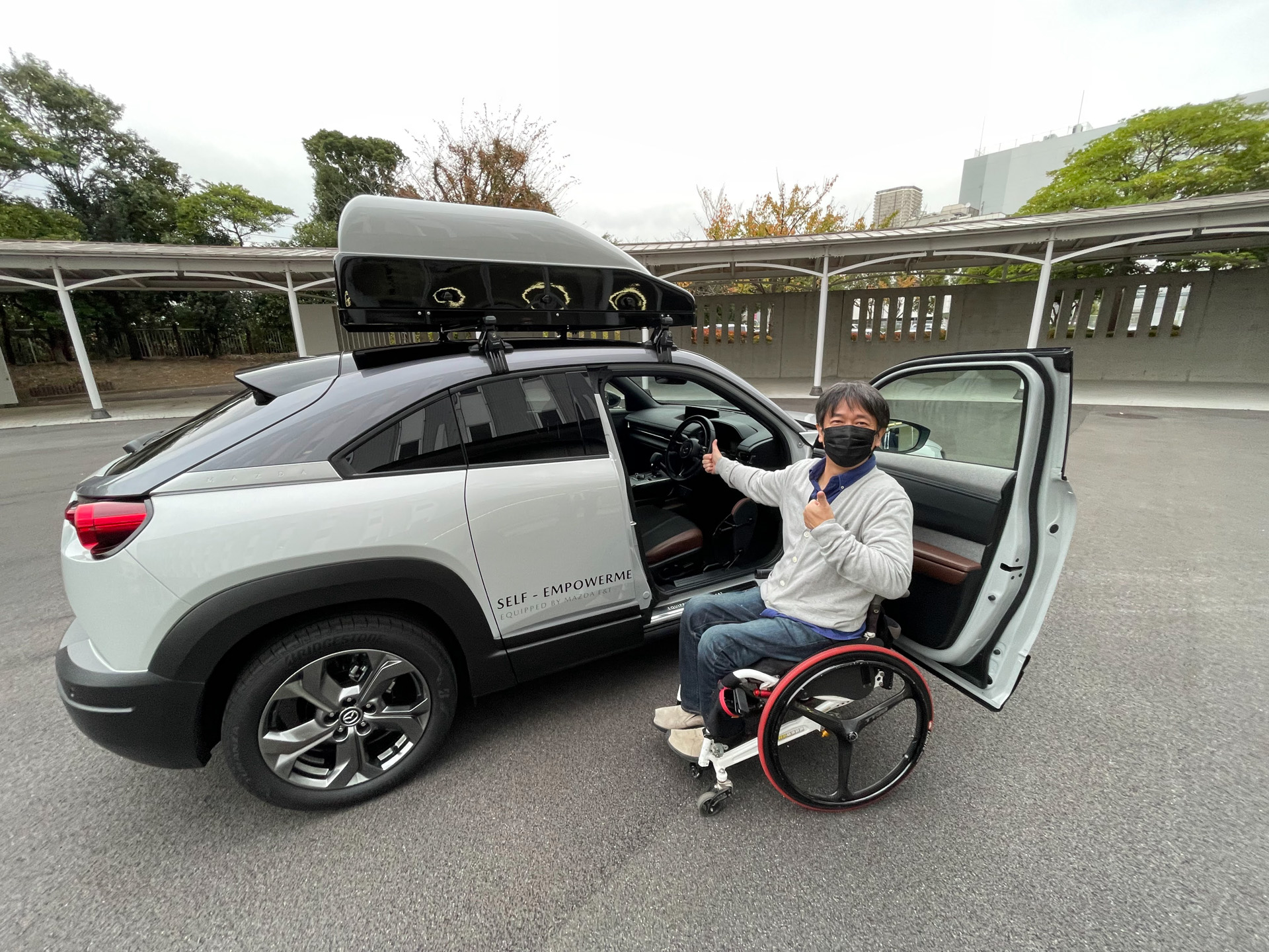 まずは車いすでの乗り降りから体験