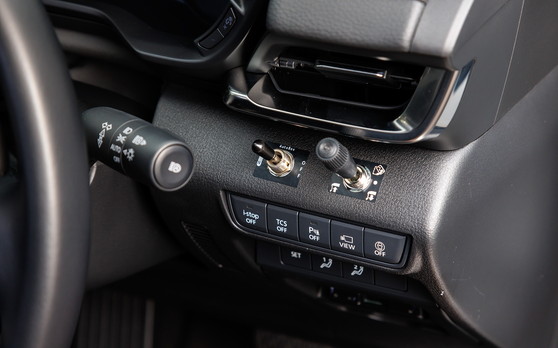 オートボックスのスイッチはステアリングの右側に配置。左がメインスイッチで右が操作スイッチ