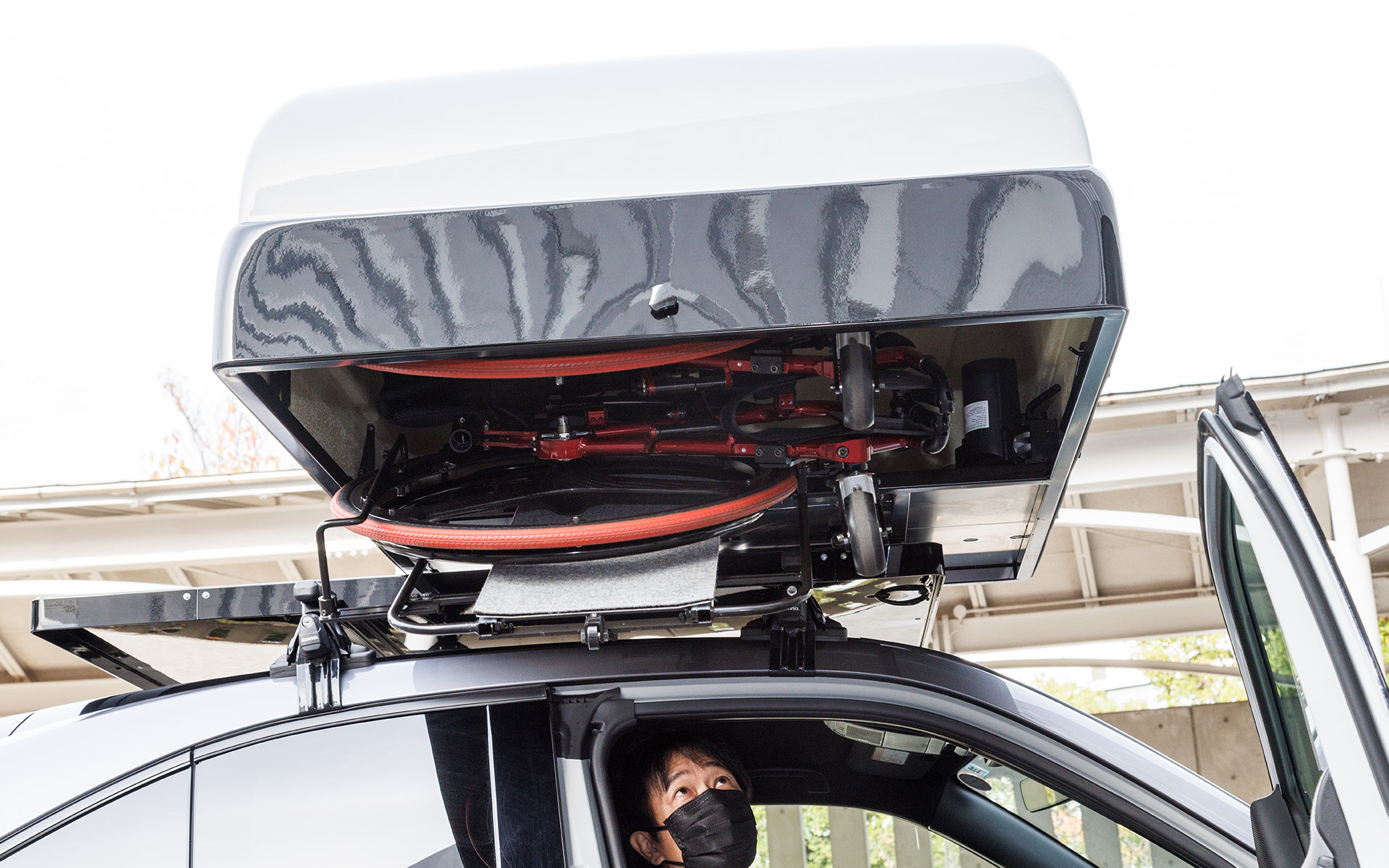 折り畳み式車いすをルーフトランクに収納。折り畳める車いすなら、電動アシストホイール付きにも対応。ただし収納する車いすに合わせた微調整が必要となる