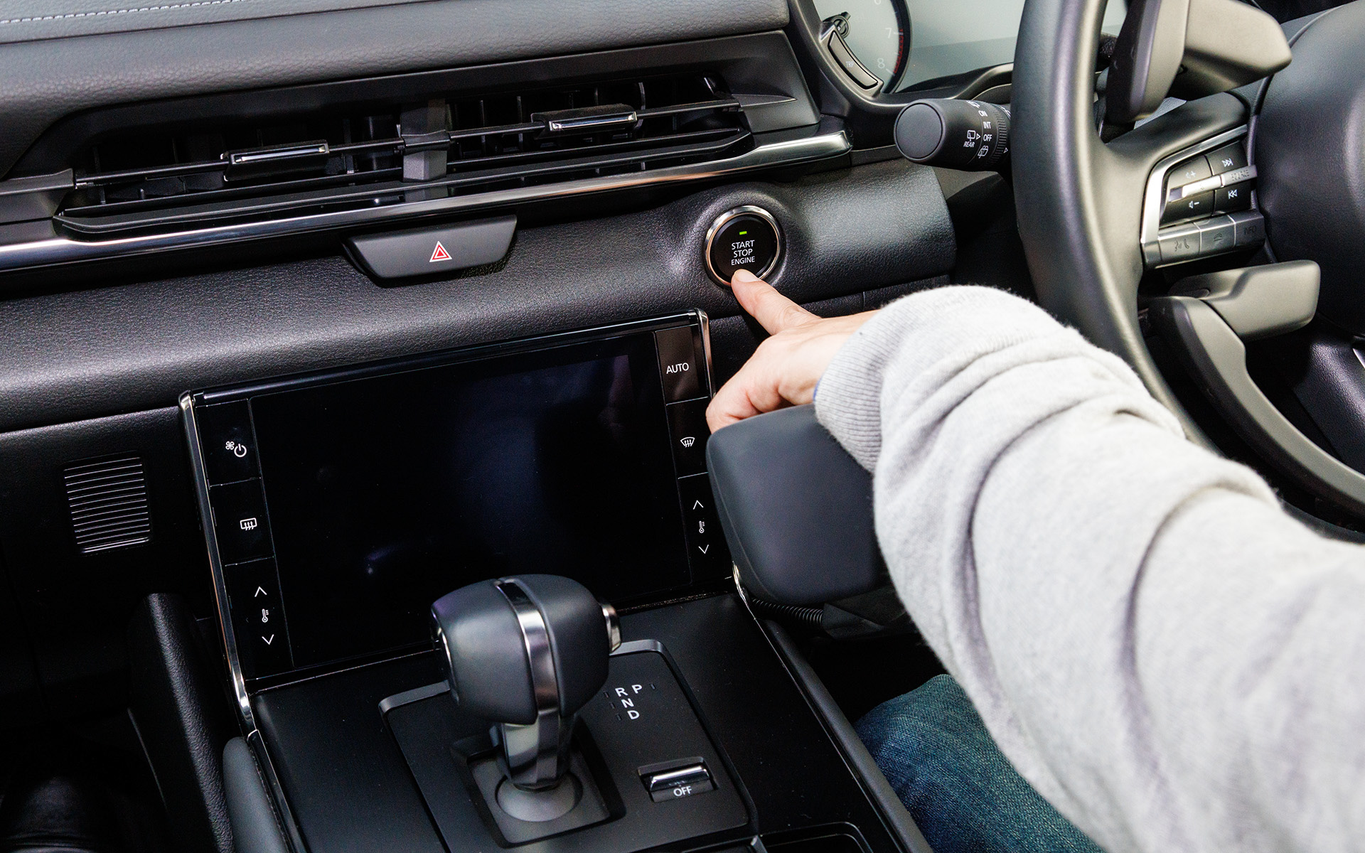 ブレーキレバーを押しながらエンジンをスタートすれば手動運転モードになる。逆に足でブレーキペダルを踏んでエンジンをスタートすれば通常運転モードに