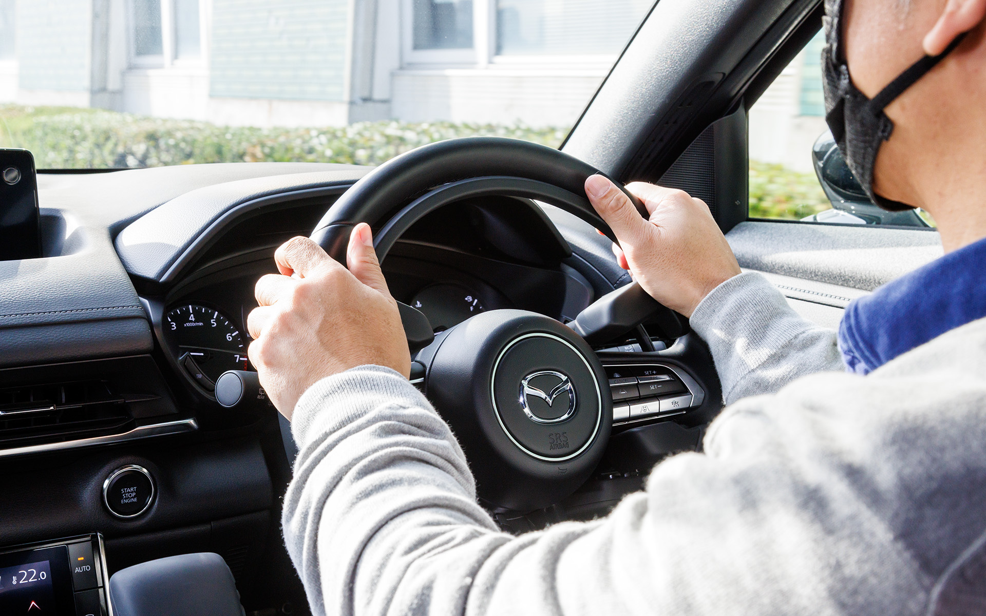 アクセルリングは両手での母指球を使って軽く握るようにして操作する