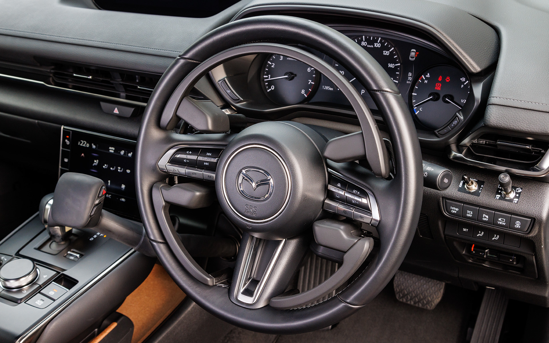 アクセルリングを母指球で使って操作する軽い位置のストロークは5mm。そこから親指の先を使って押し込む重い位置のストロークは20mm