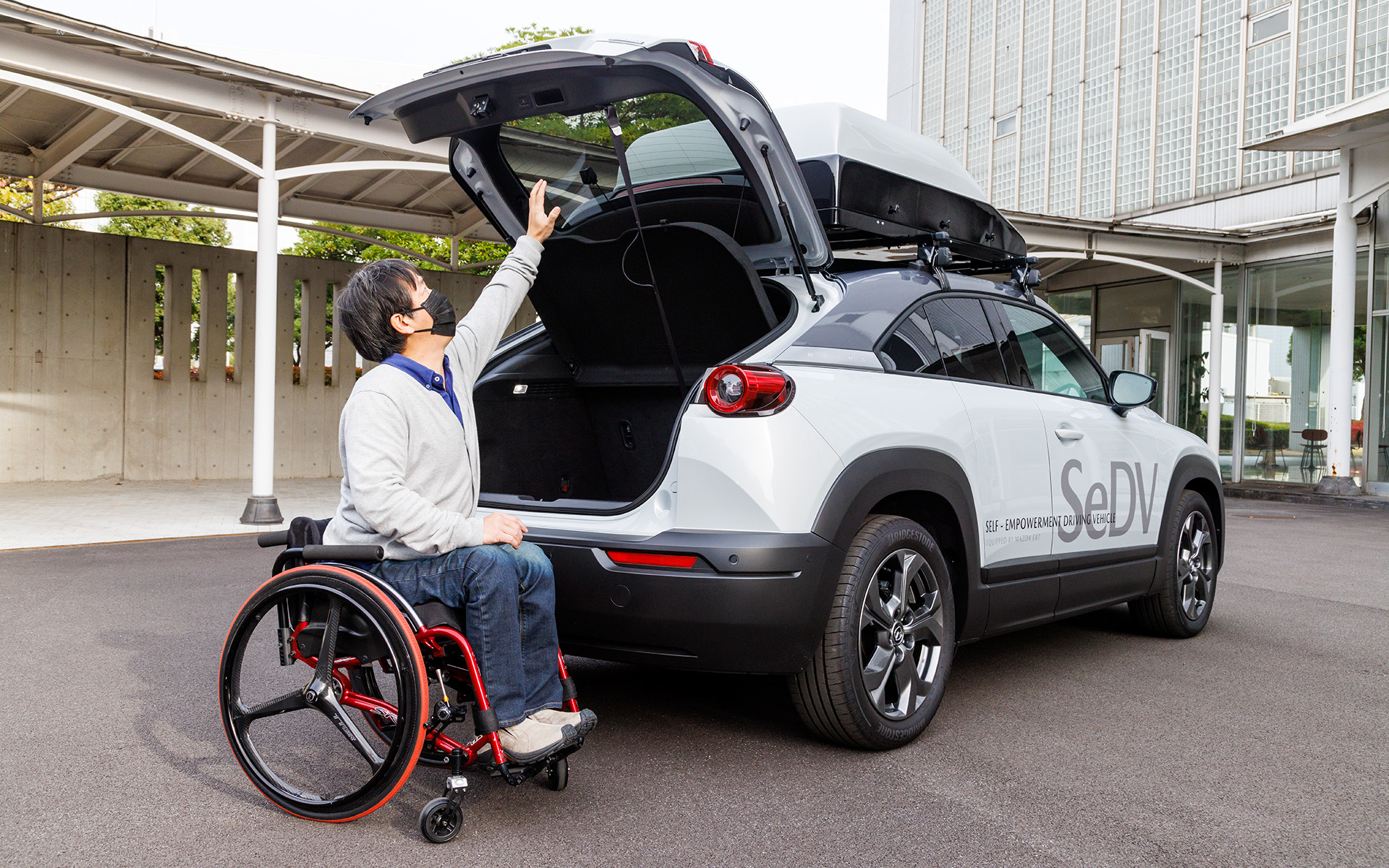 「リアゲート補助ベルト」は、車いすユーザーでも上まで跳ね上げたリアゲートハッチを閉められるようにするオプション