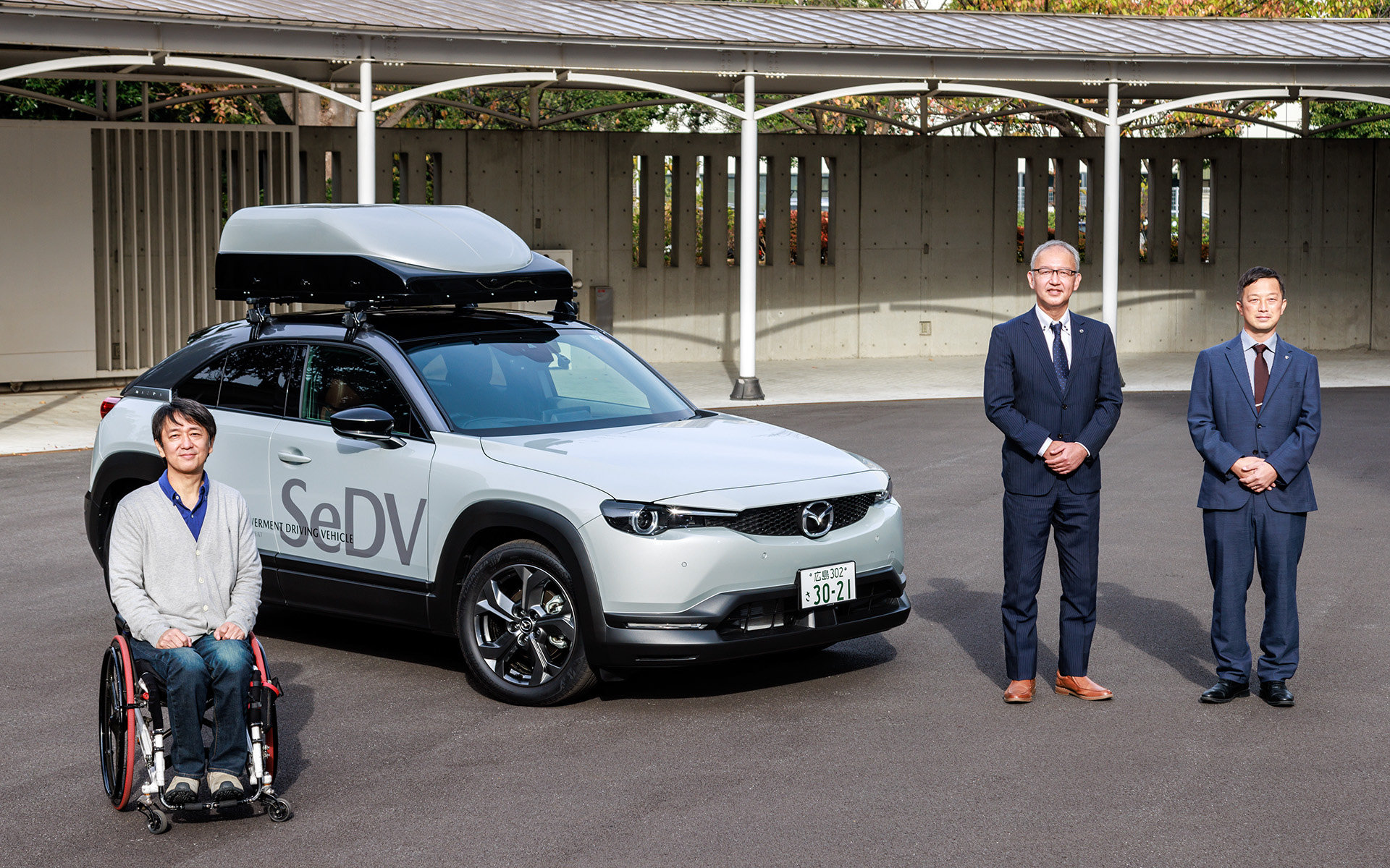 車いすユーザーで手動運転歴22年の筆者（写真左）が、「MX-30 SeDV」を試乗しつつ、マツダ株式会社 商品本部 主査 前田多朗氏（写真中央）と車両開発本部 車両開発推進 主務 山本義浩氏（写真右）にお話を伺いました