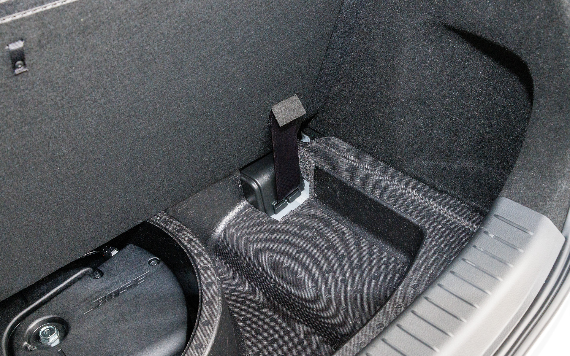 「リアゲート補助ベルト」は、車いすユーザーでも上まで跳ね上げたリアゲートハッチを閉められるようにするオプション