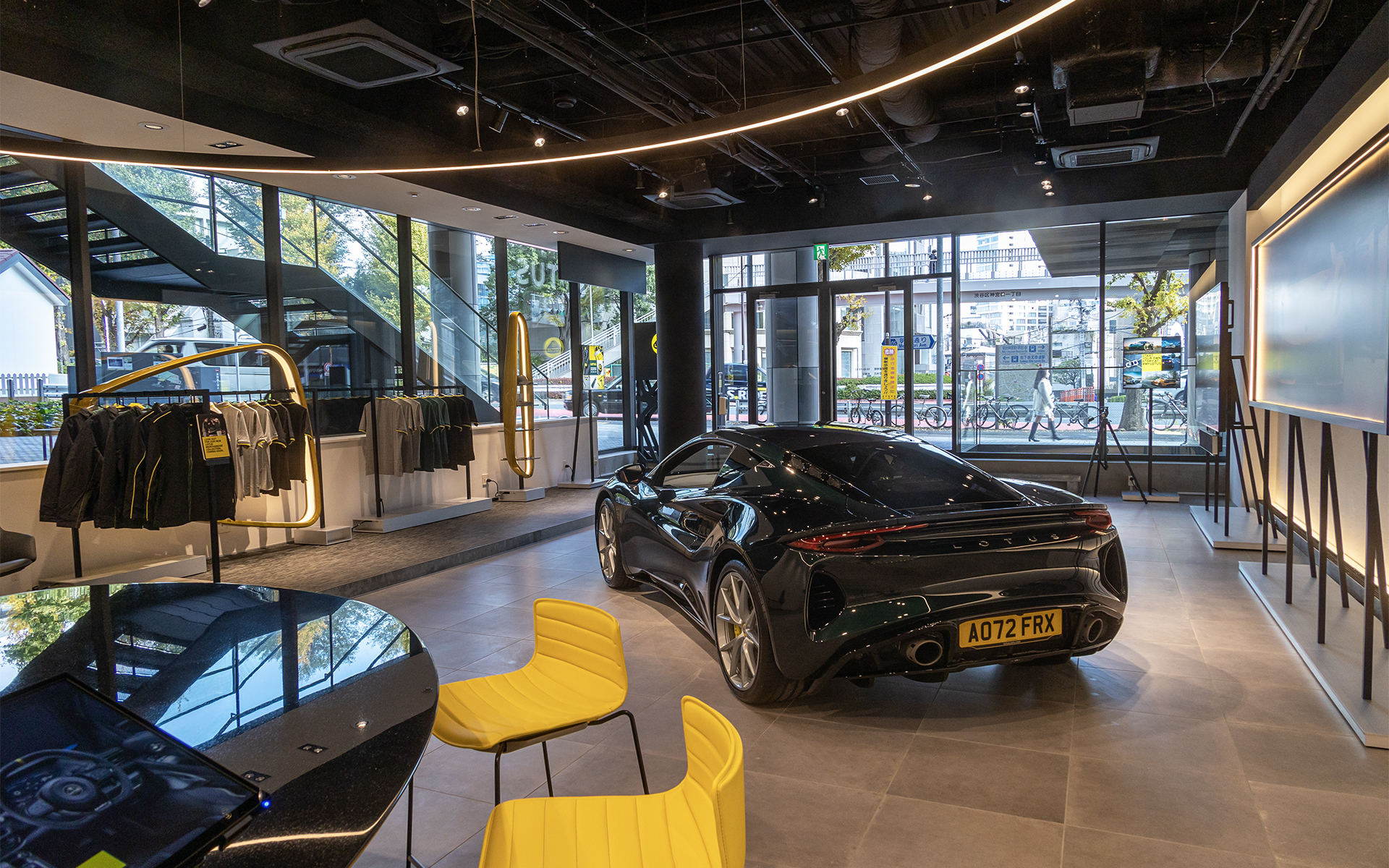 東京都渋谷区にある「LOTUS東京 原宿ショールーム」がリニューアル。ロータスカーズが世界中の店舗に導入を進める最新CIに沿ったデザインとなった