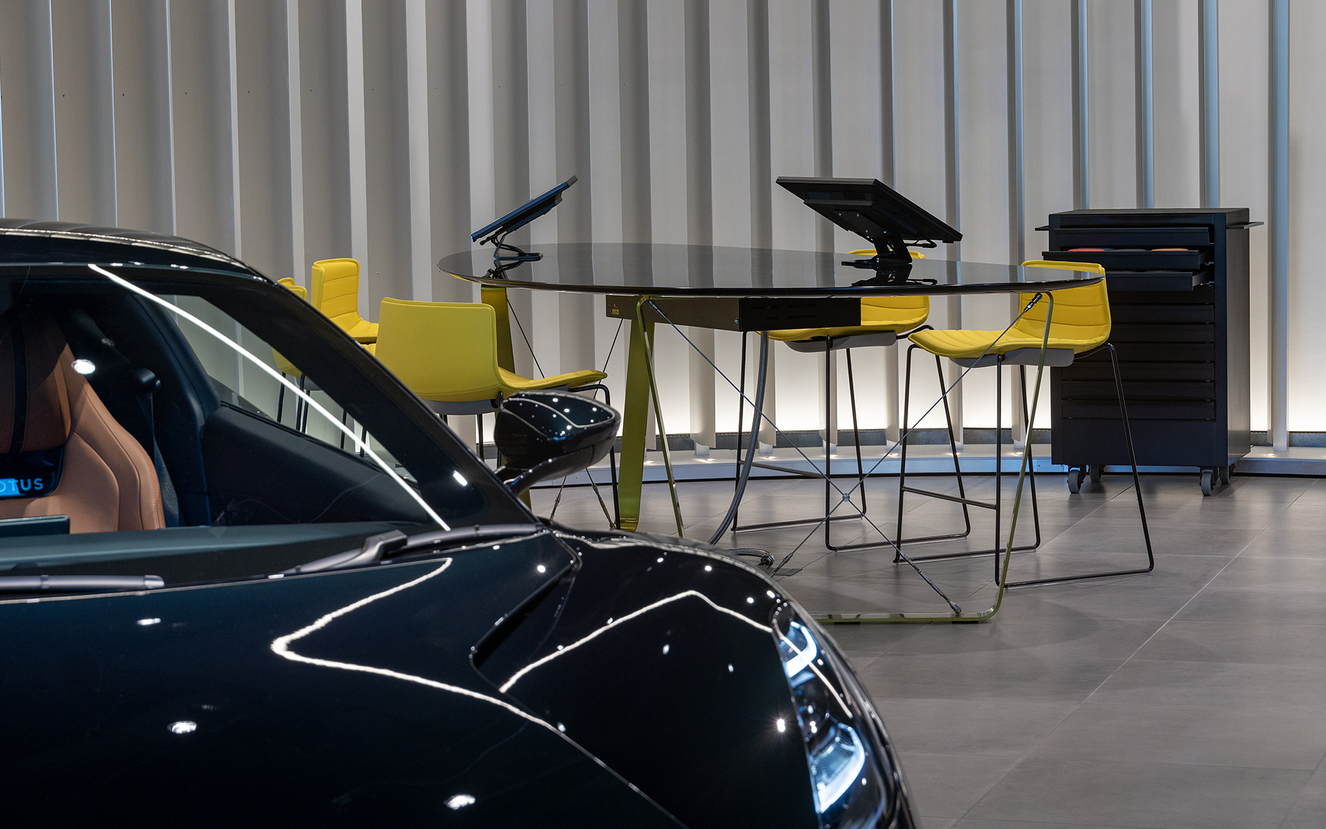 商談スペースと呼ばず「フォーラムテーブル」と呼ぶ。ここにユーザーが集まって情報交換にも使ってほしいとのこと