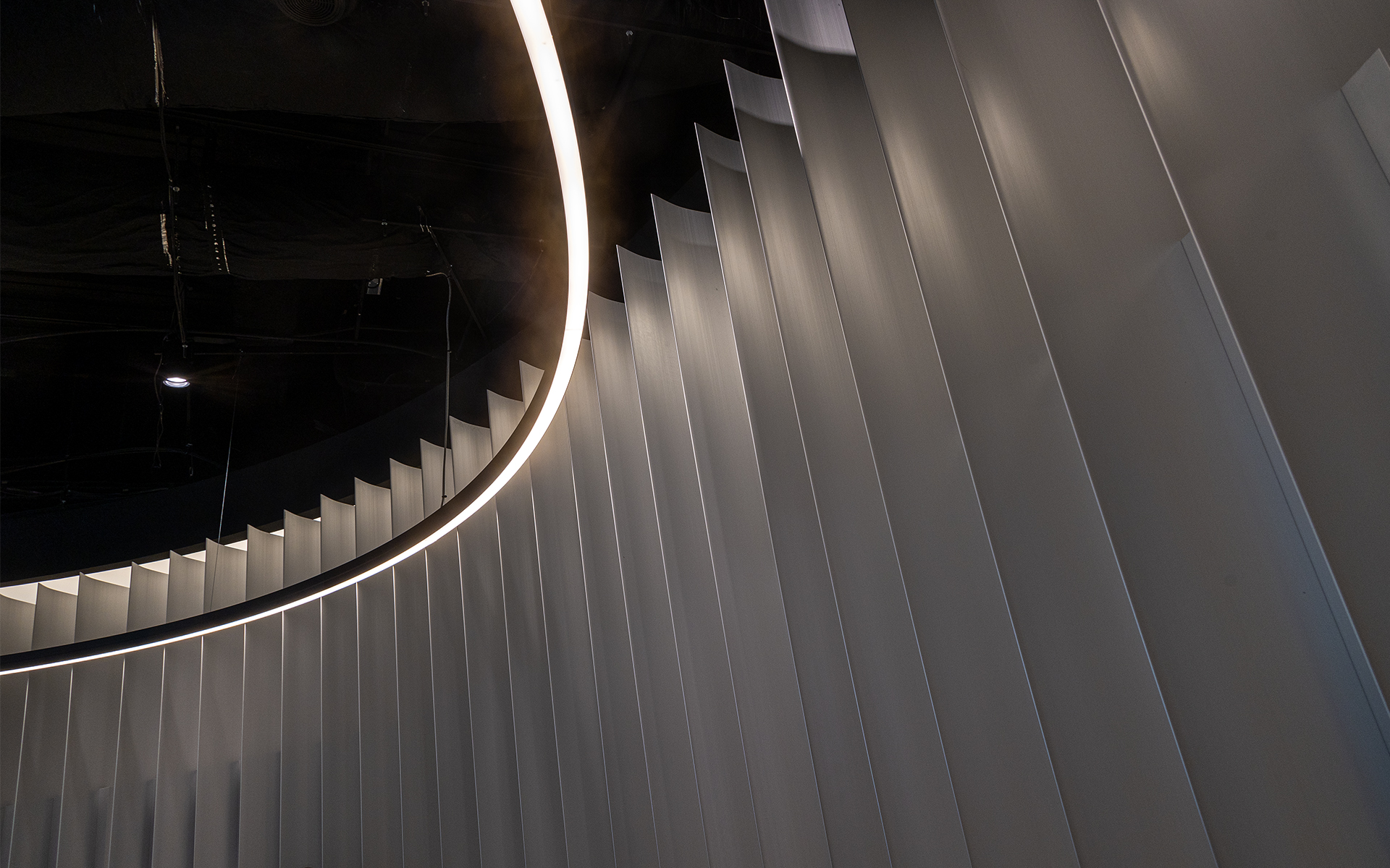 店内の特徴として移動式のアルミスクリーンを設置