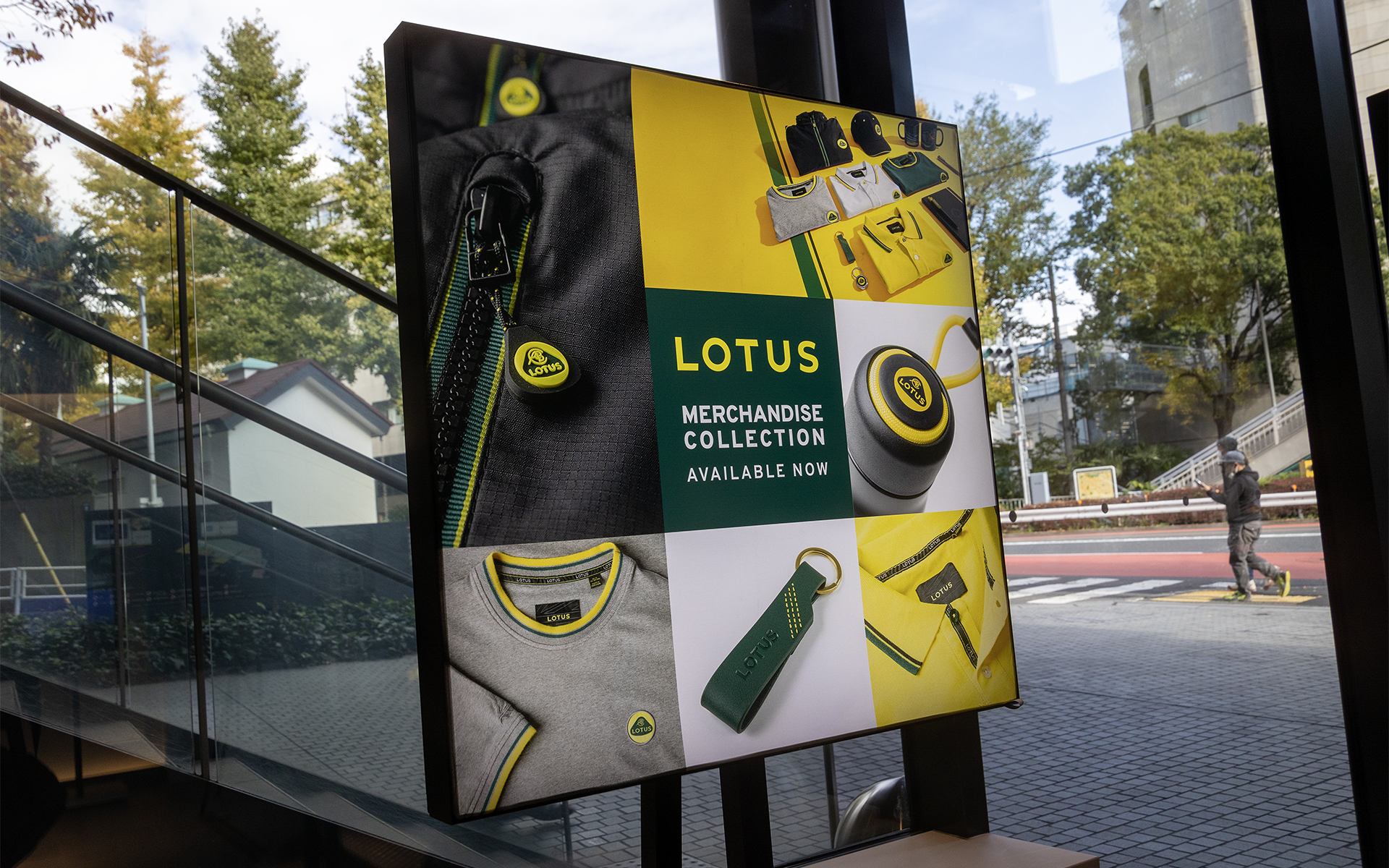 キャンバス地のイルミネーションイーゼル。旬の情報を表示する役割となる