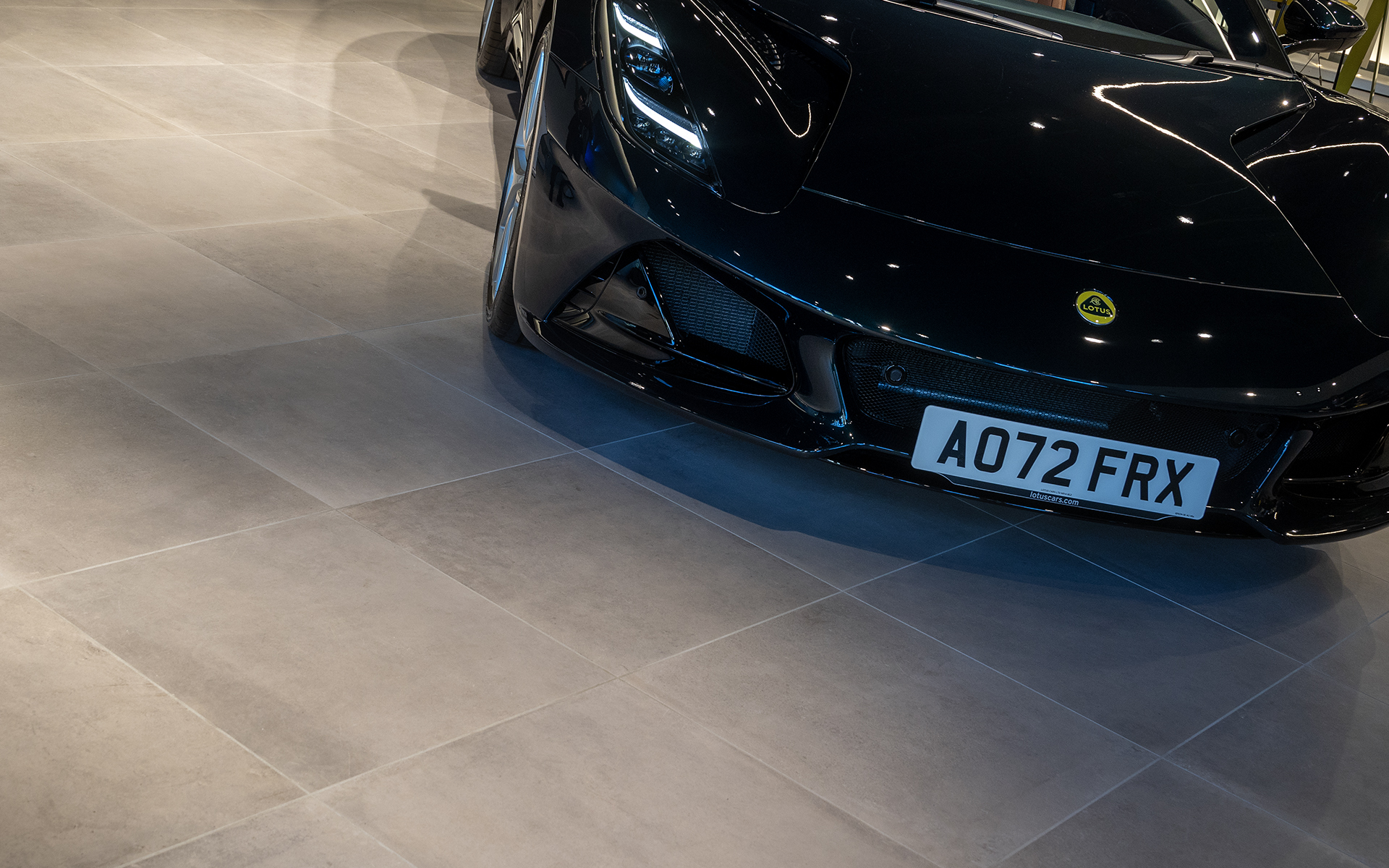 ニュートラルでありながら都会的な印象を持つ壁や床となっている。素材は漆喰であったりコンクリート打ちっぱなしであったりする。これらは「より多くのものを得るために、より多くのものを取り除く」というデザイン哲学による仕上げだ